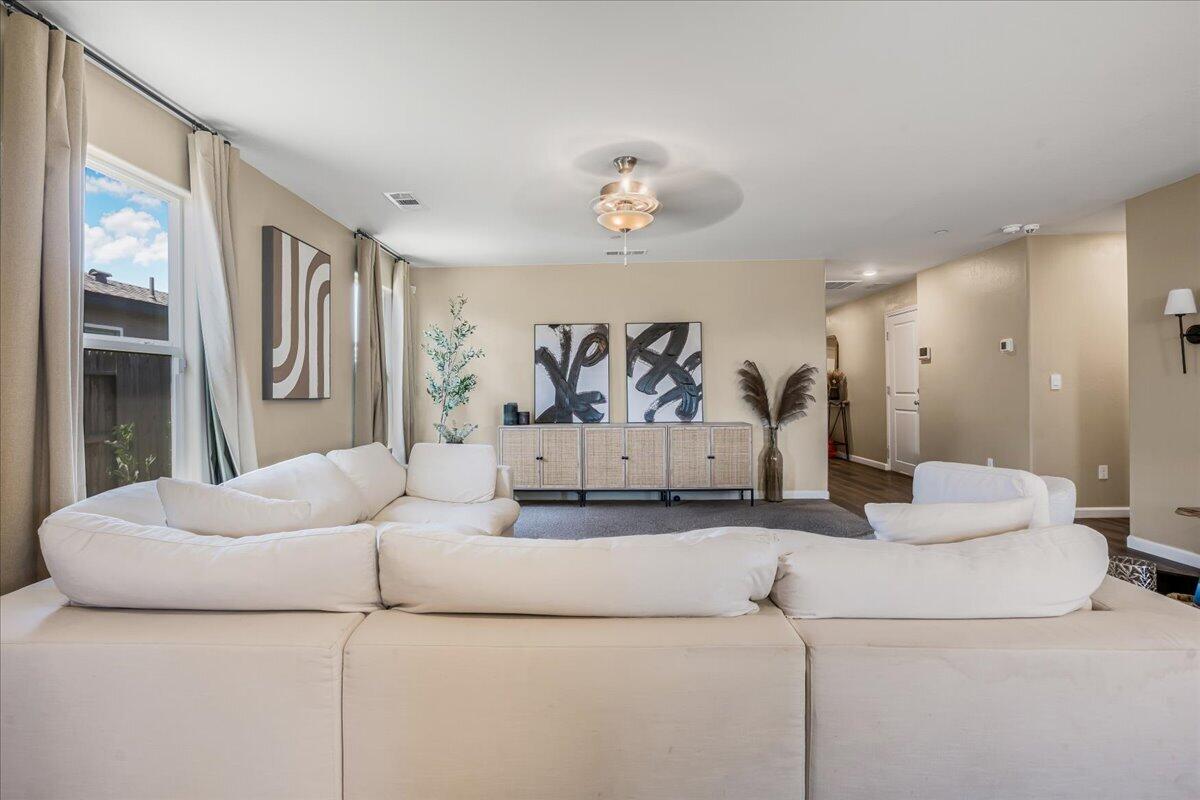 1048 Stonebridge Ave, Tulare, CA 93274