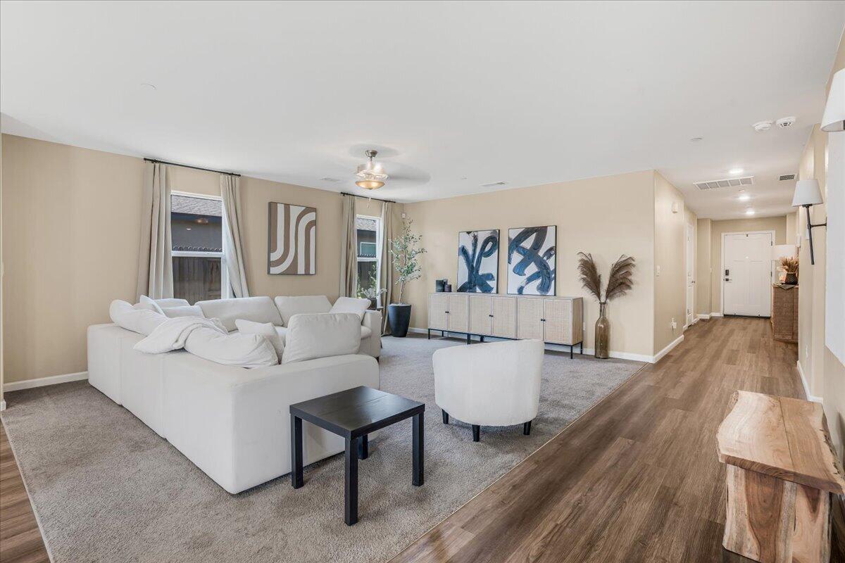 1048 Stonebridge Ave, Tulare, CA 93274