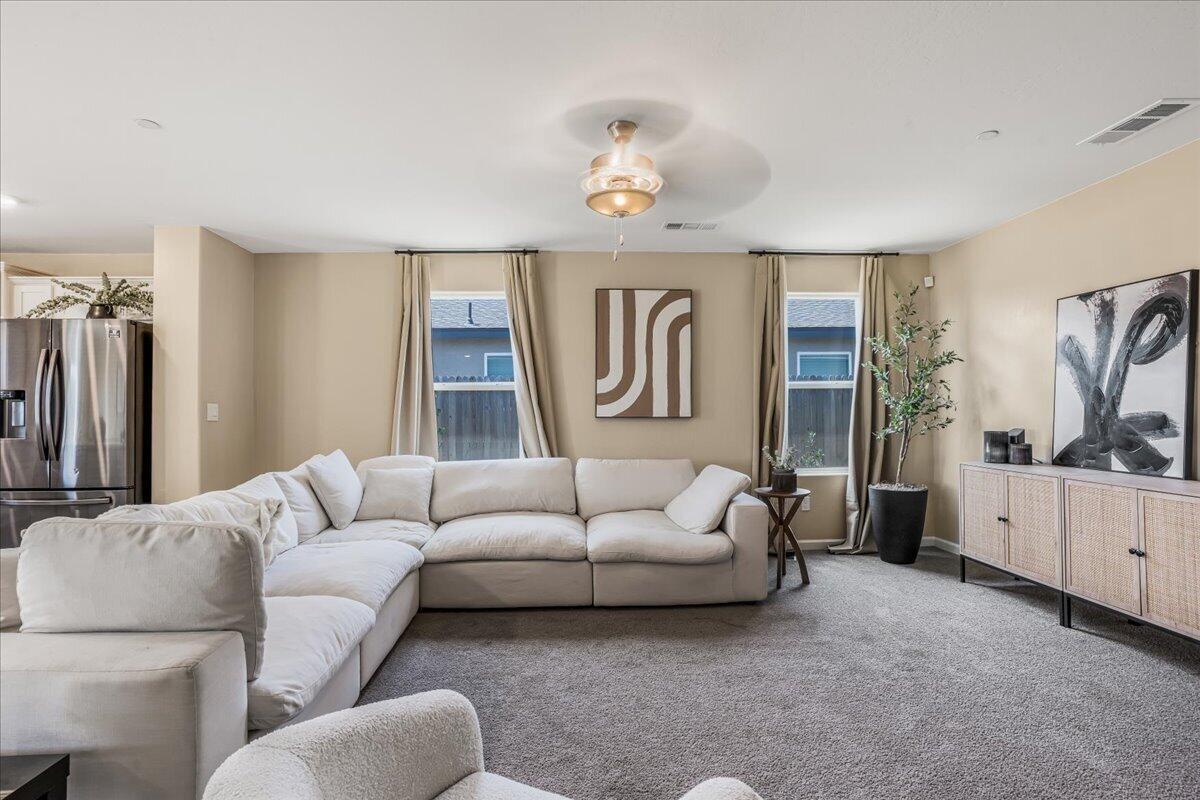 1048 Stonebridge Ave, Tulare, CA 93274