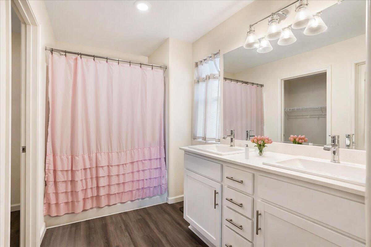 1048 Stonebridge Ave, Tulare, CA 93274