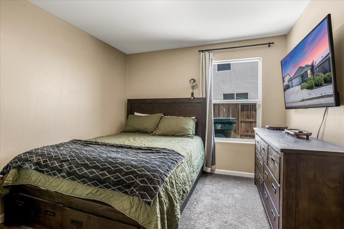 1048 Stonebridge Ave, Tulare, CA 93274