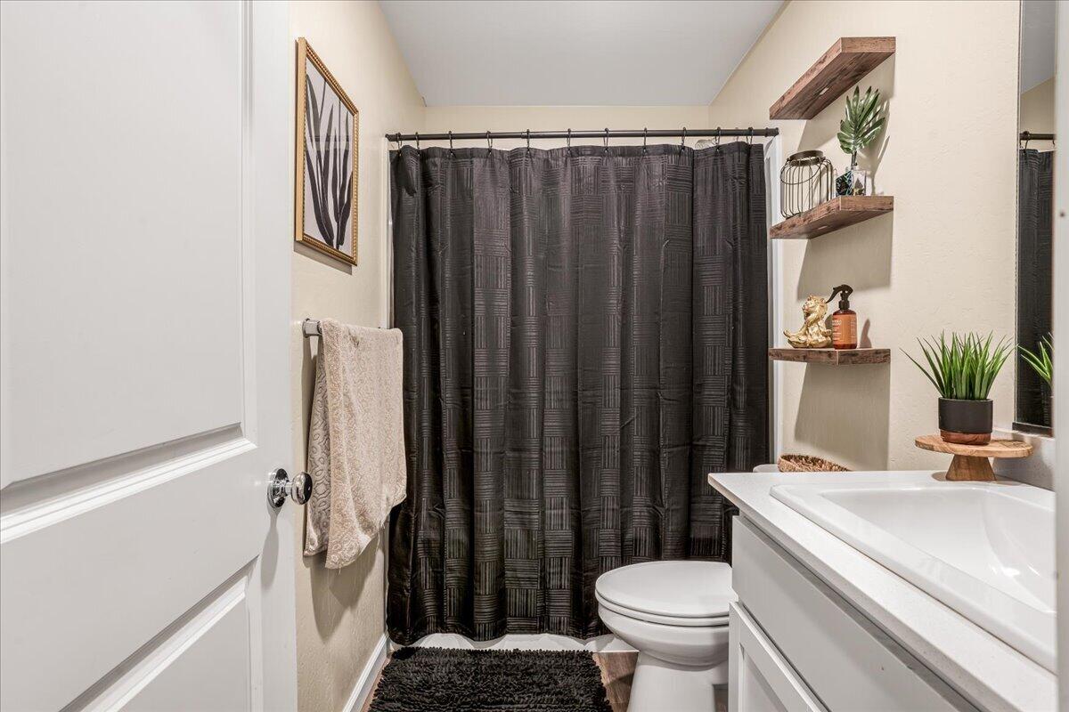 1048 Stonebridge Ave, Tulare, CA 93274