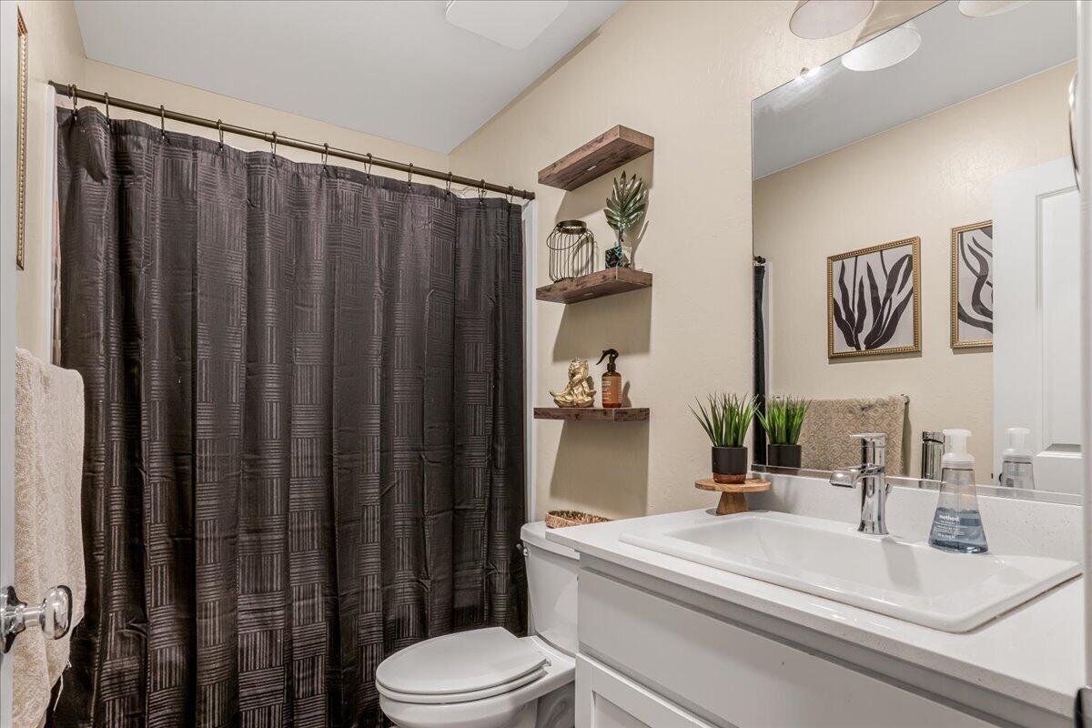 1048 Stonebridge Ave, Tulare, CA 93274