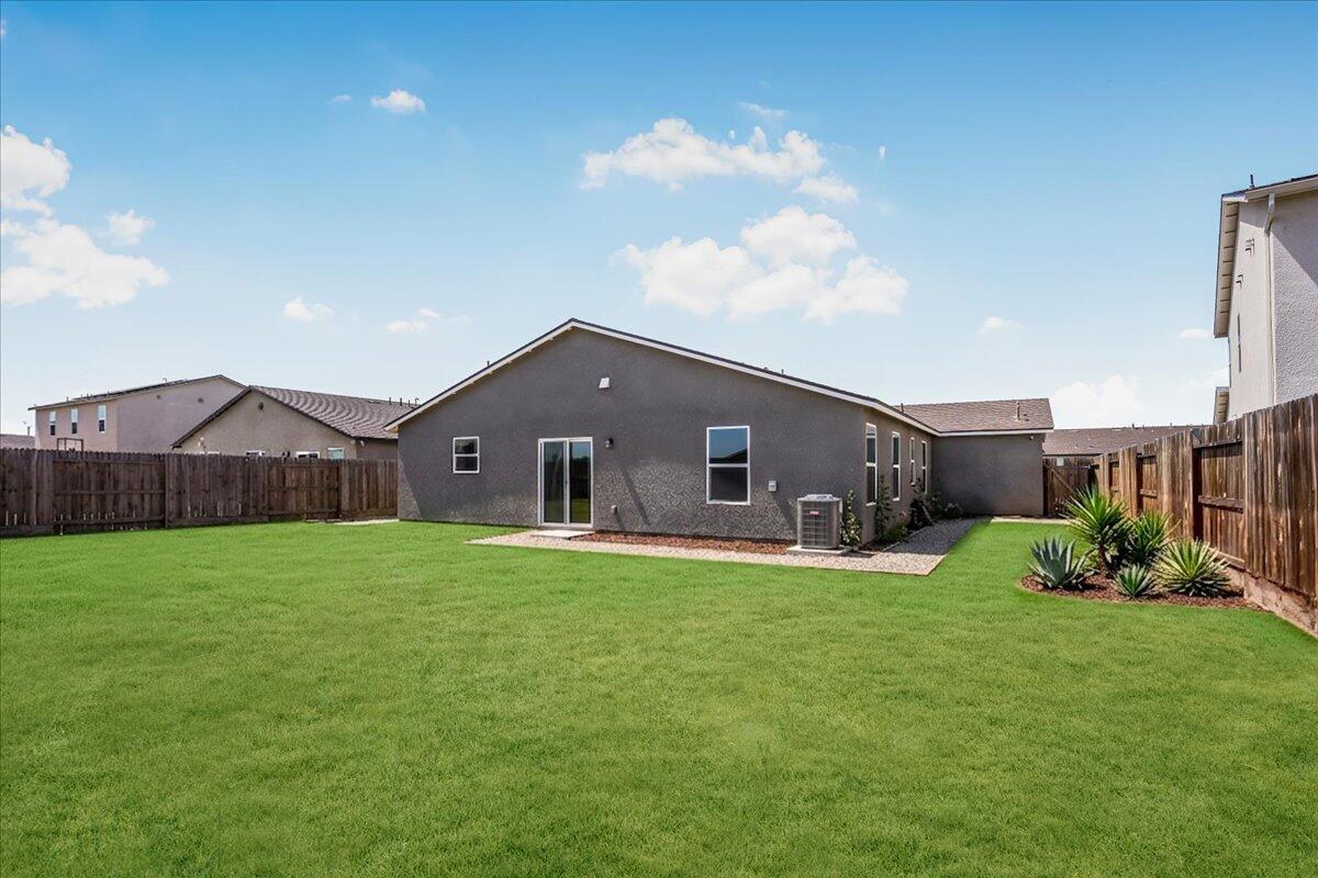 1048 Stonebridge Ave, Tulare, CA 93274