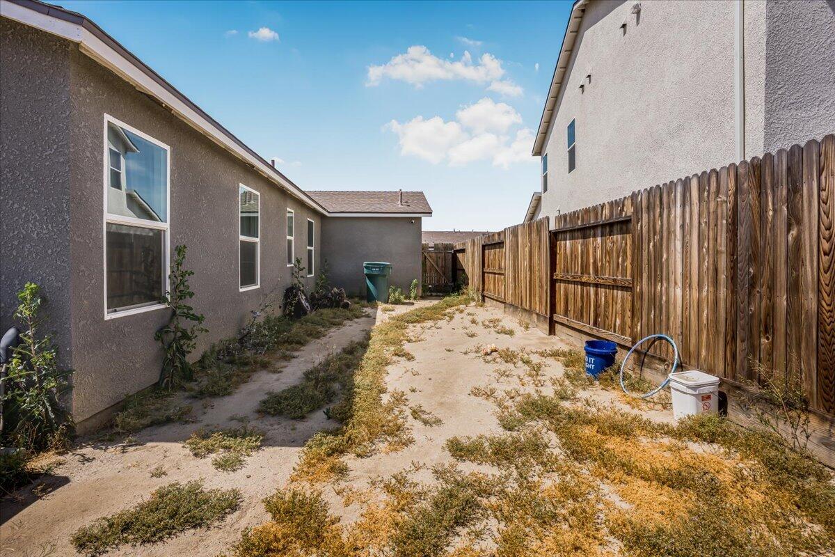 1048 Stonebridge Ave, Tulare, CA 93274