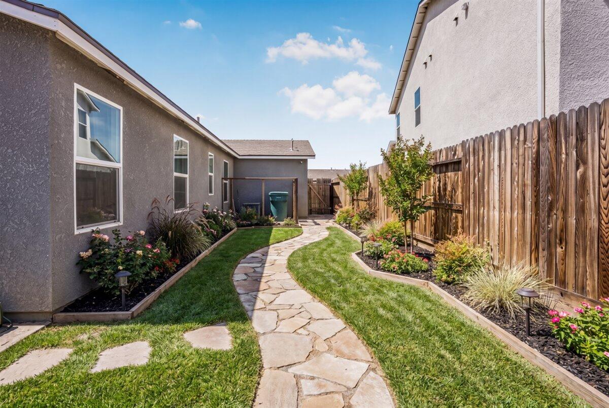 1048 Stonebridge Ave, Tulare, CA 93274