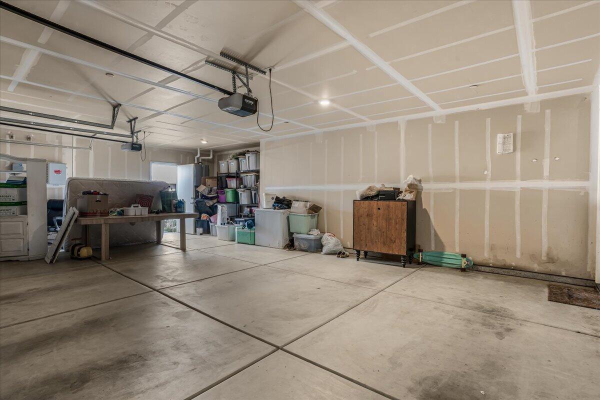 1048 Stonebridge Ave, Tulare, CA 93274