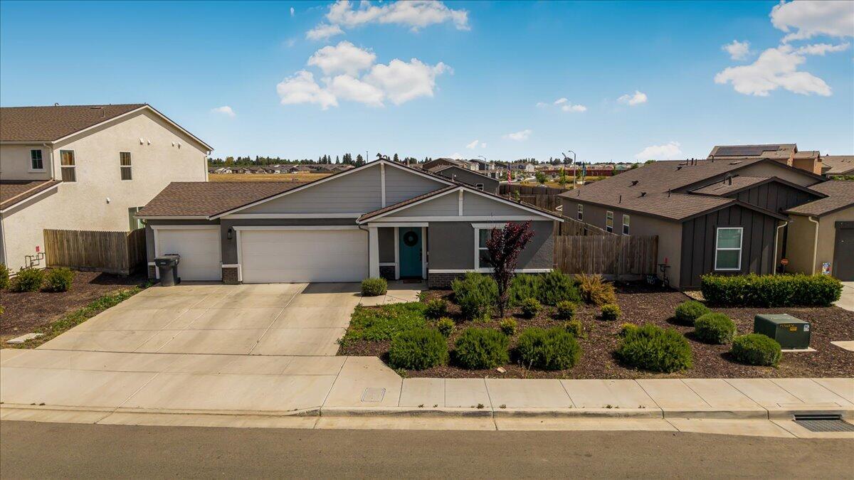 1048 Stonebridge Ave, Tulare, CA 93274