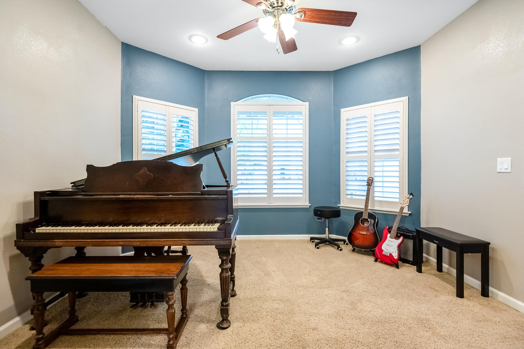 5117 W Oriole Ave, Visalia, CA 93291