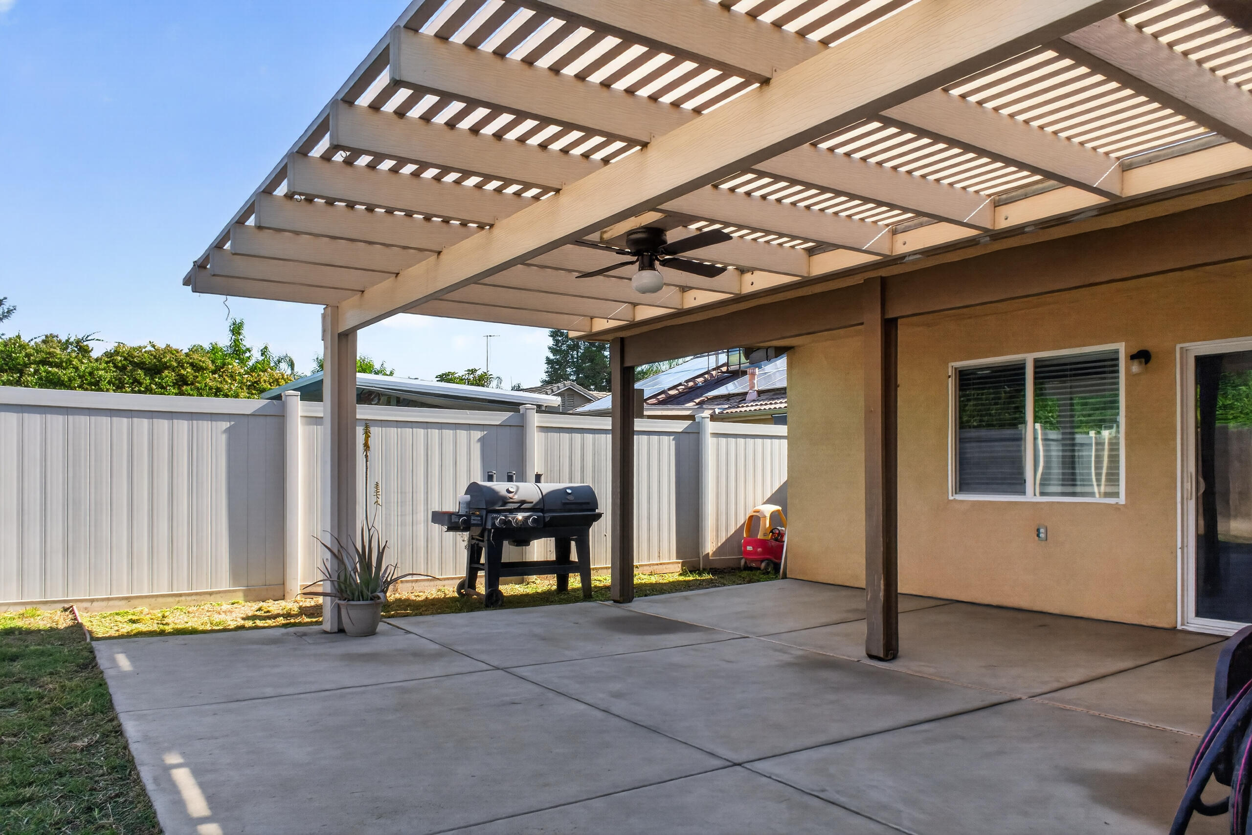 283 S Parkwest St, Porterville, CA 93257