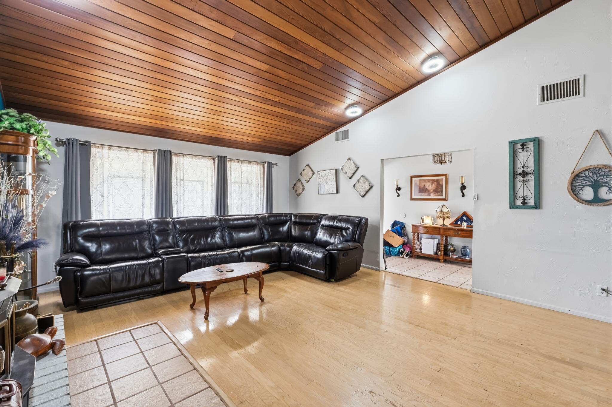 1025 W Monte Vista, Visalia, CA 93277