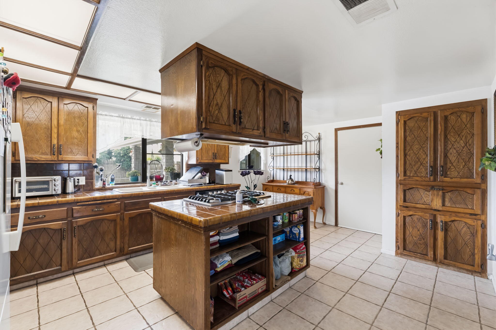 1025 W Monte Vista, Visalia, CA 93277