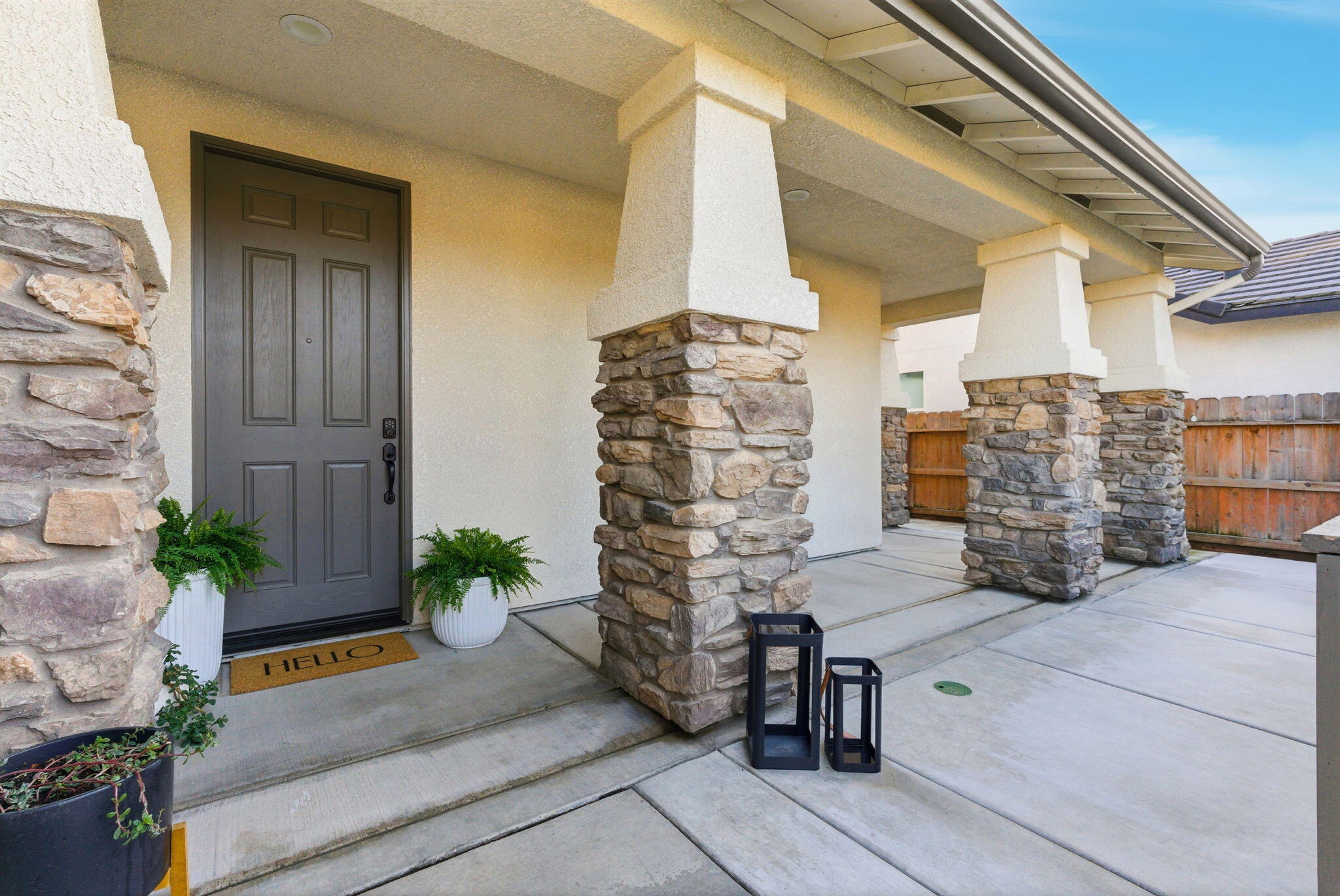 6321 W Oriole Ave, Visalia, CA 93291