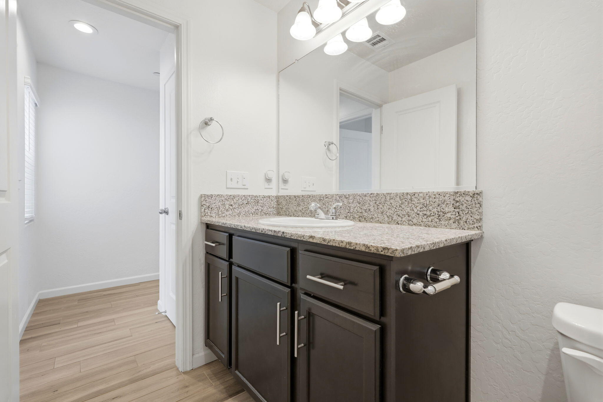 2198 W Ambassador Way, Hanford, CA 93230
