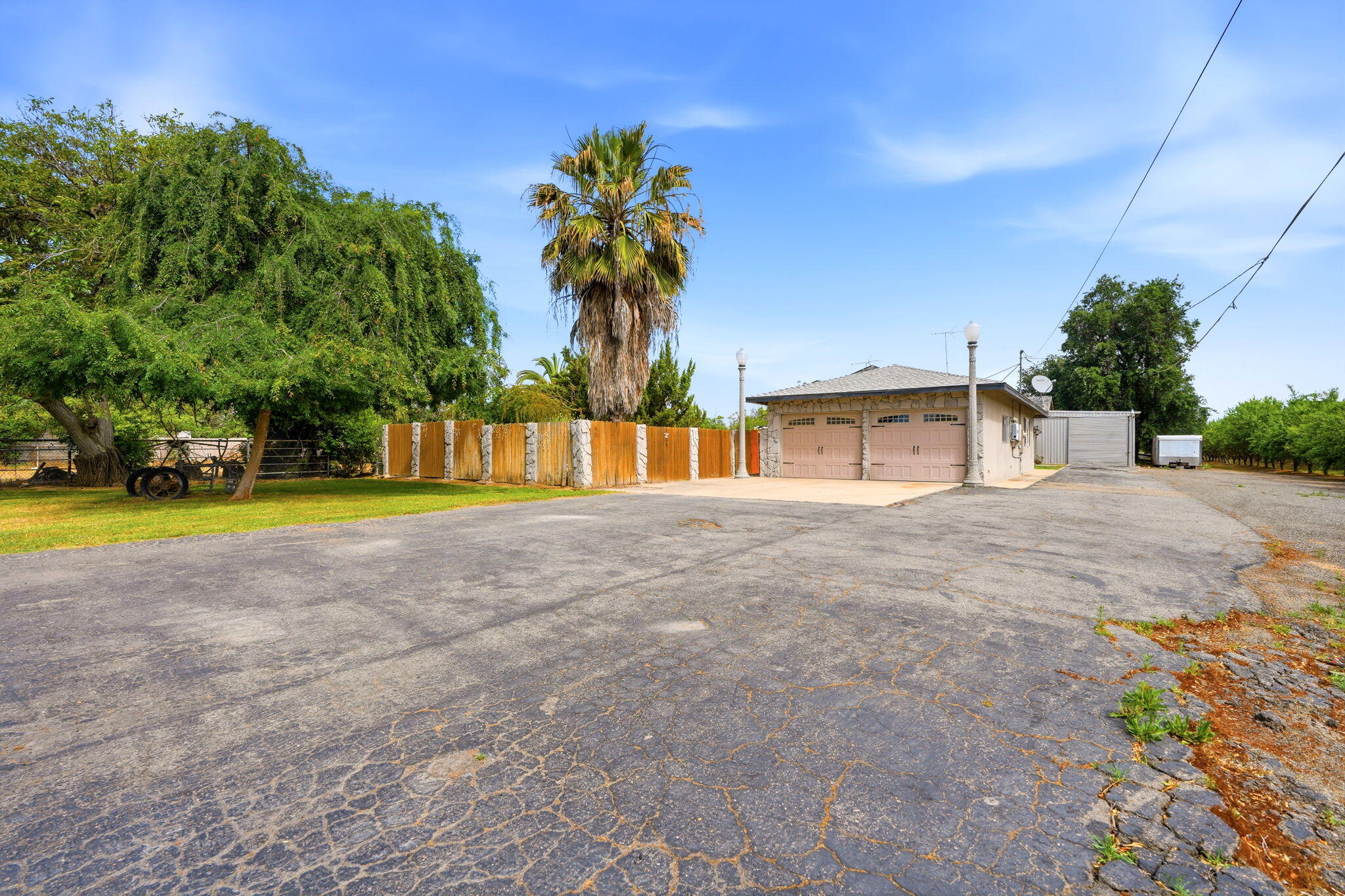 5308 E Mount Whitney Ave, Laton, CA 93242