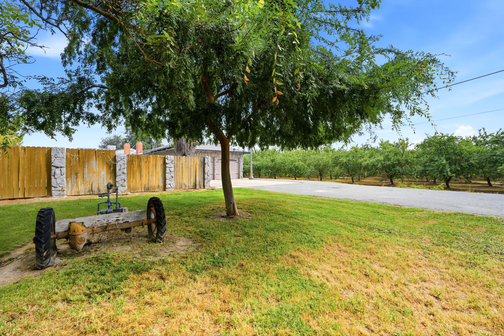 5308 E Mount Whitney Ave, Laton, CA 93242