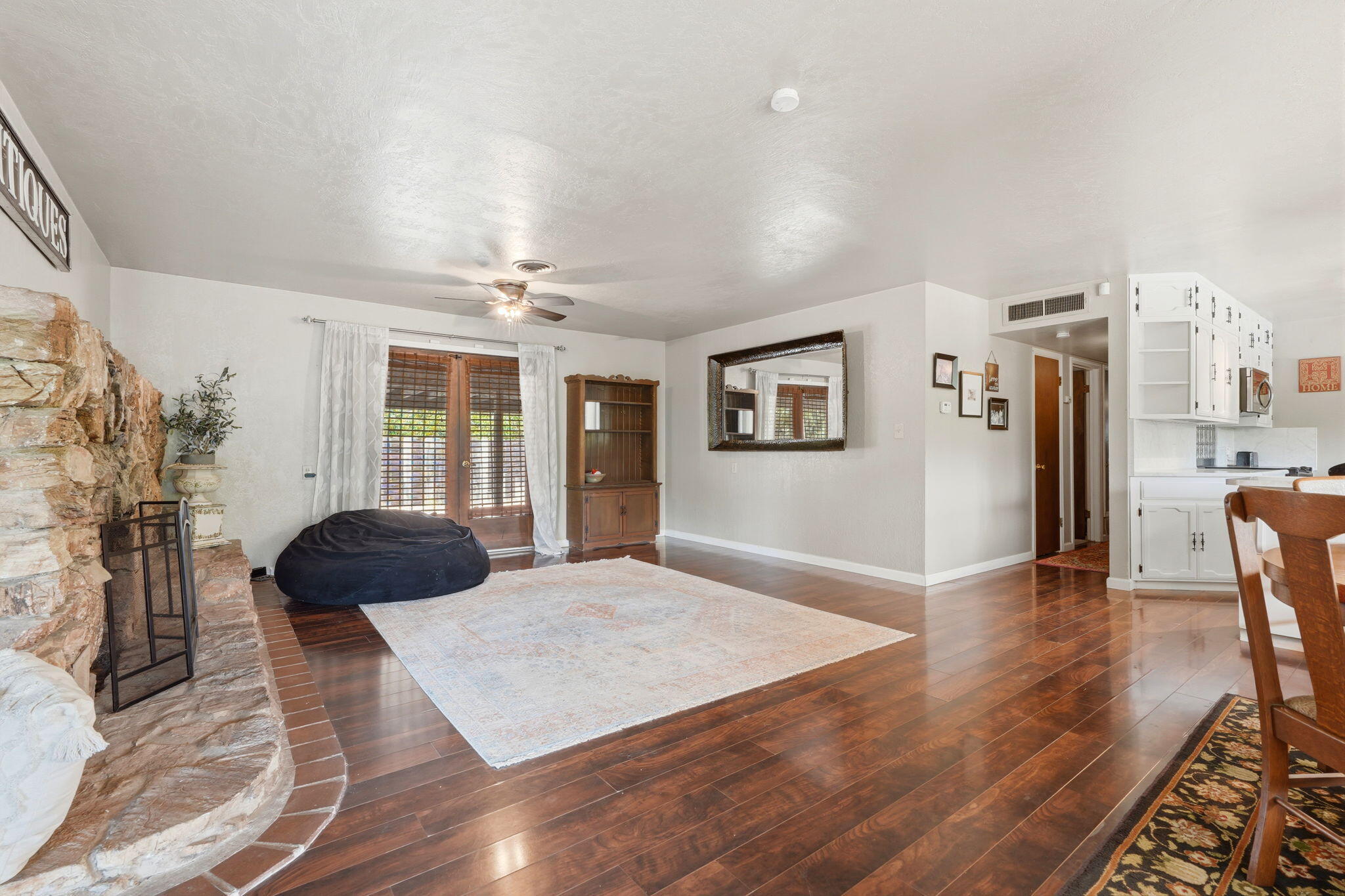 5308 E Mount Whitney Ave, Laton, CA 93242