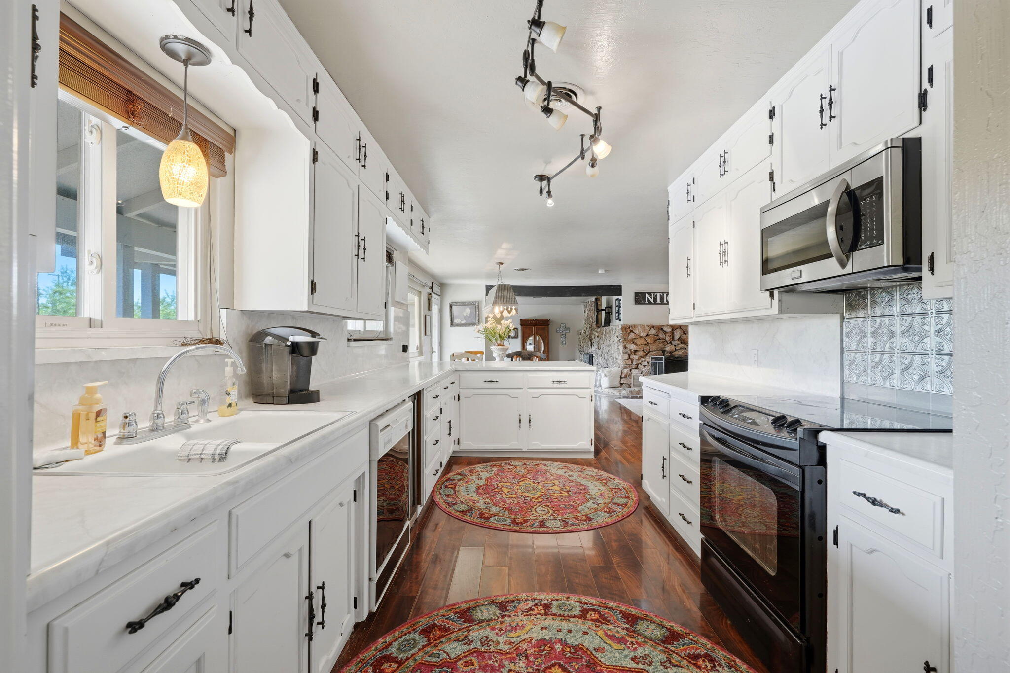 5308 E Mount Whitney Ave, Laton, CA 93242