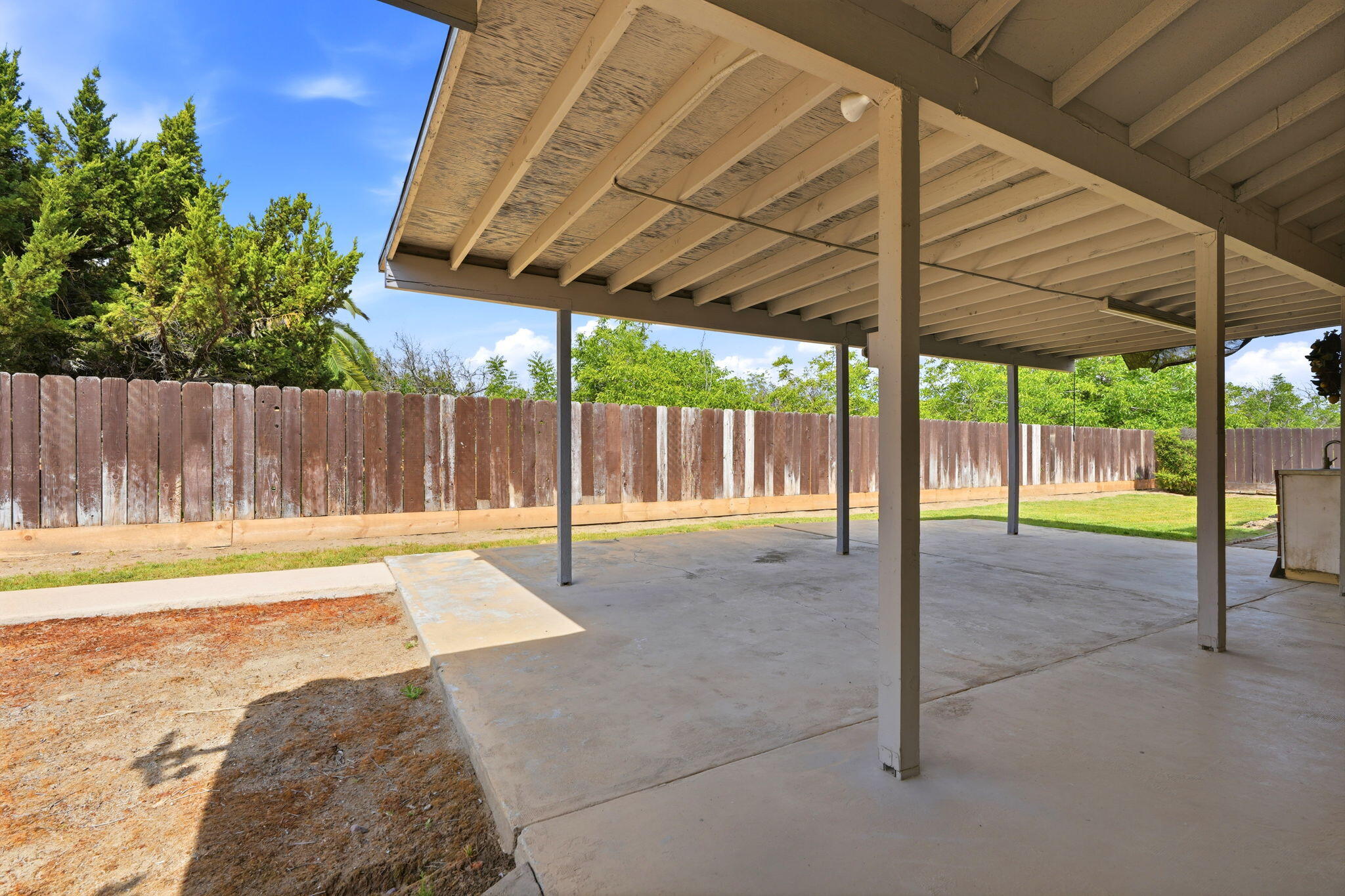 5308 E Mount Whitney Ave, Laton, CA 93242