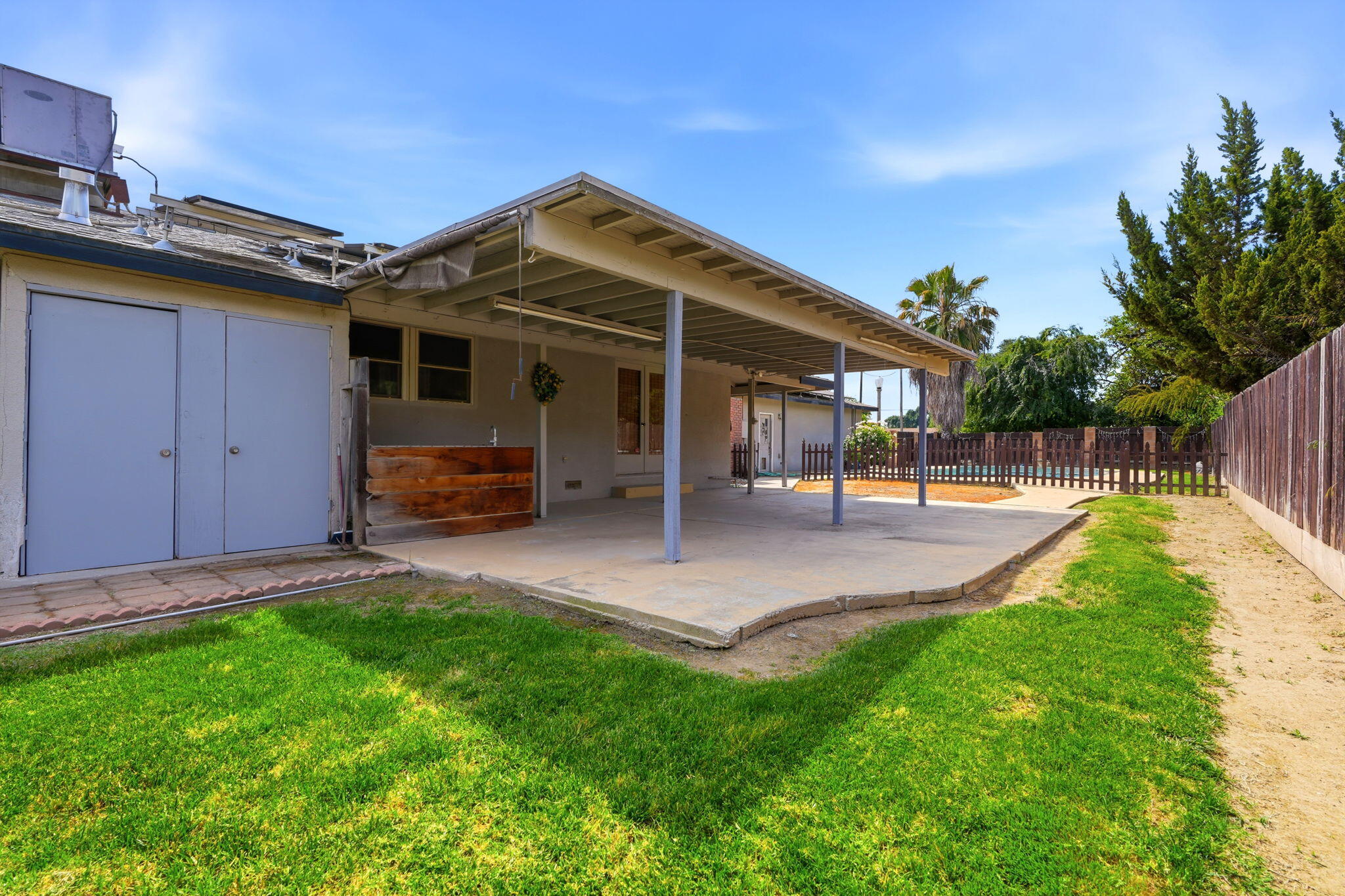 5308 E Mount Whitney Ave, Laton, CA 93242