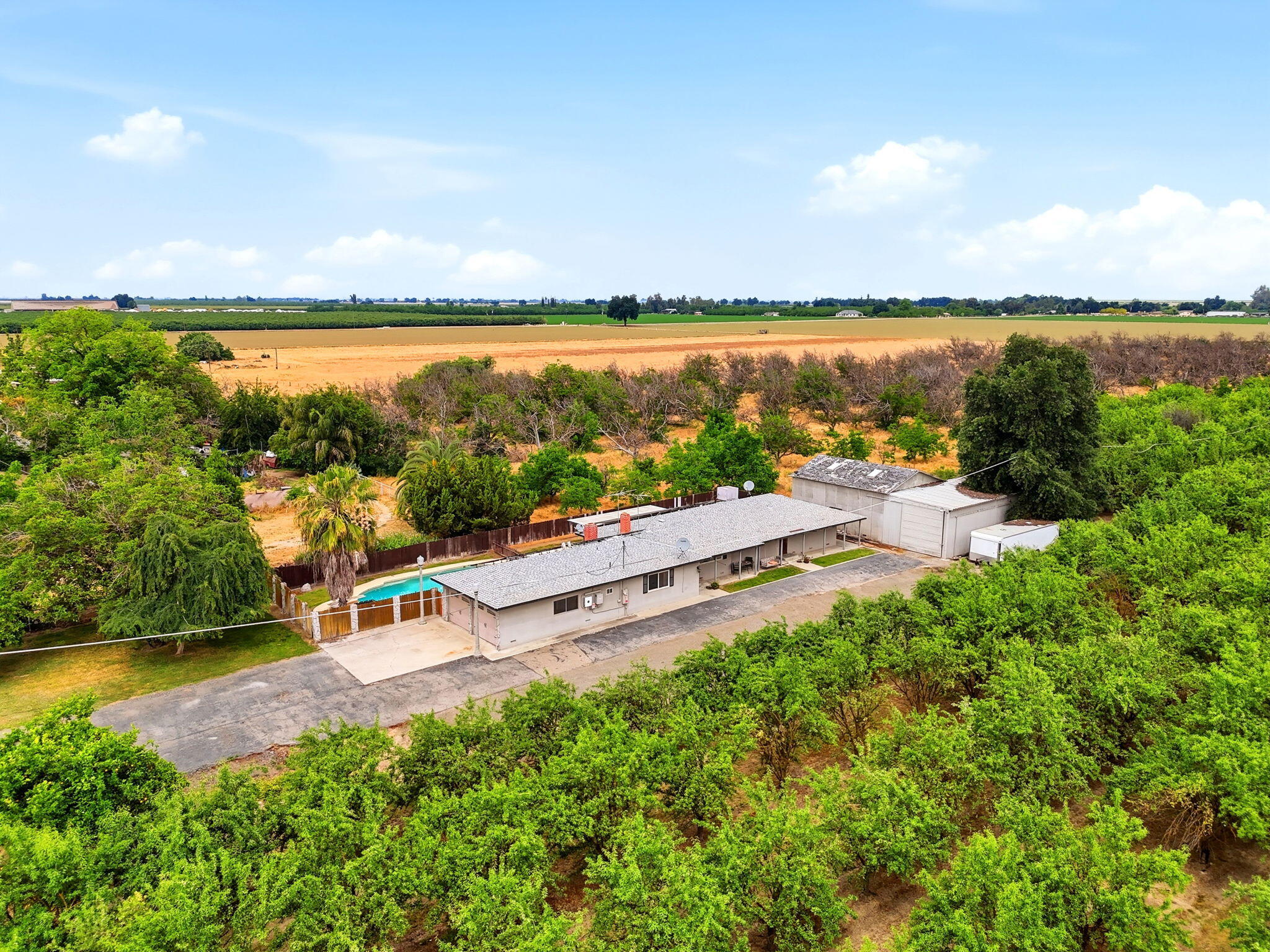 5308 E Mount Whitney Ave, Laton, CA 93242