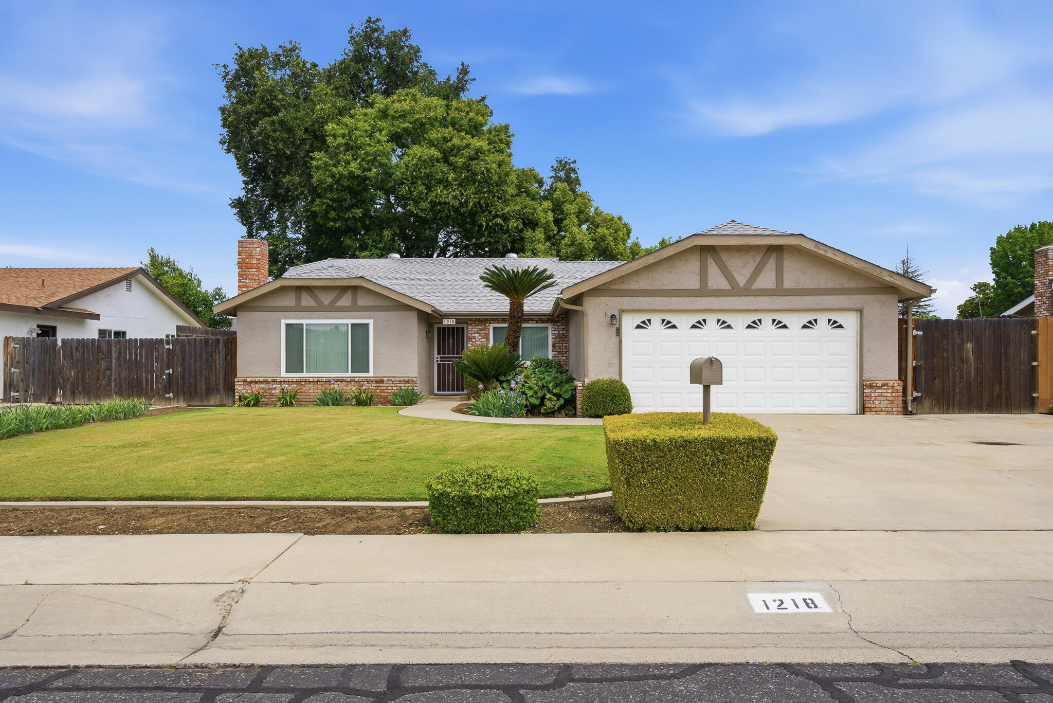 1218 W Evergreen Ct, Visalia, CA 93277