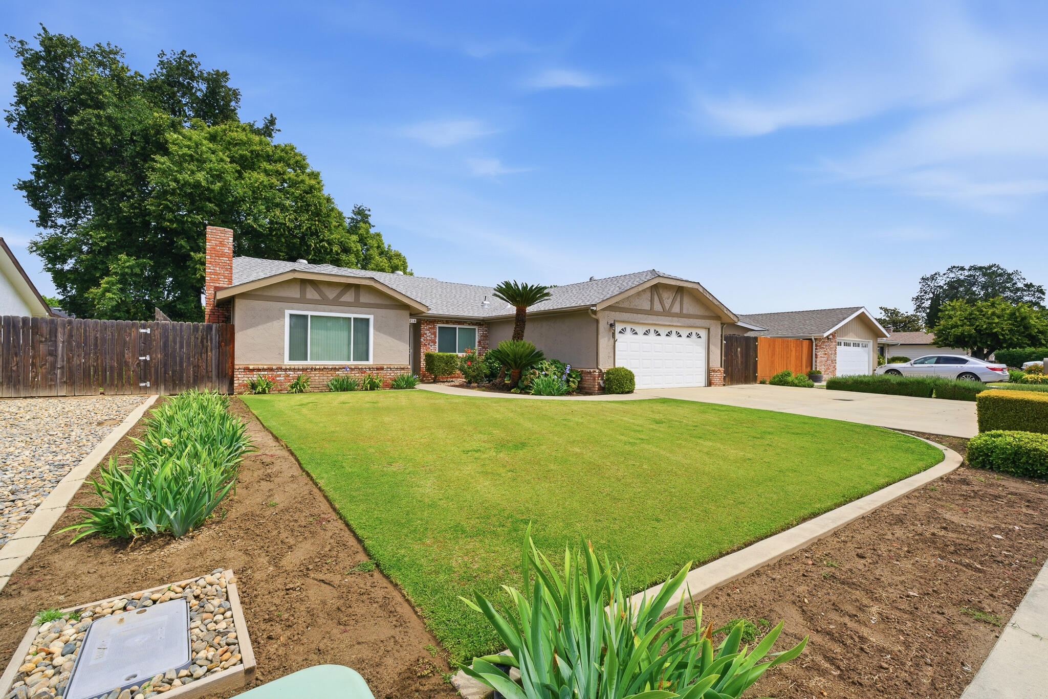 1218 W Evergreen Ct, Visalia, CA 93277