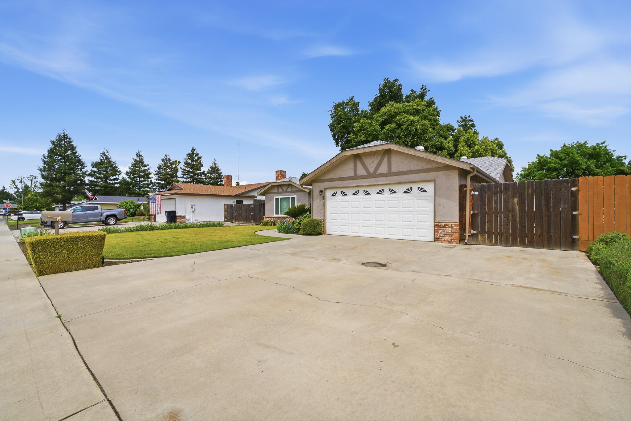 1218 W Evergreen Ct, Visalia, CA 93277