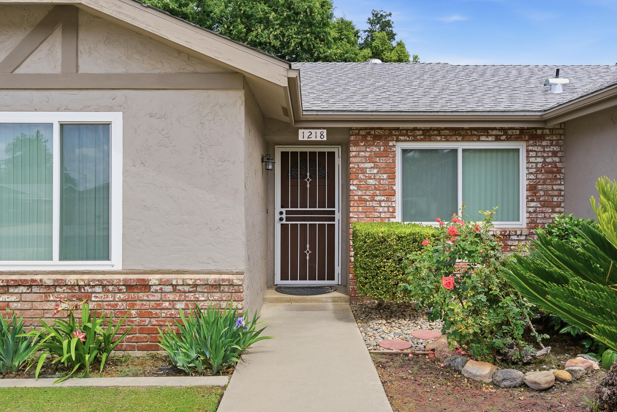 1218 W Evergreen Ct, Visalia, CA 93277