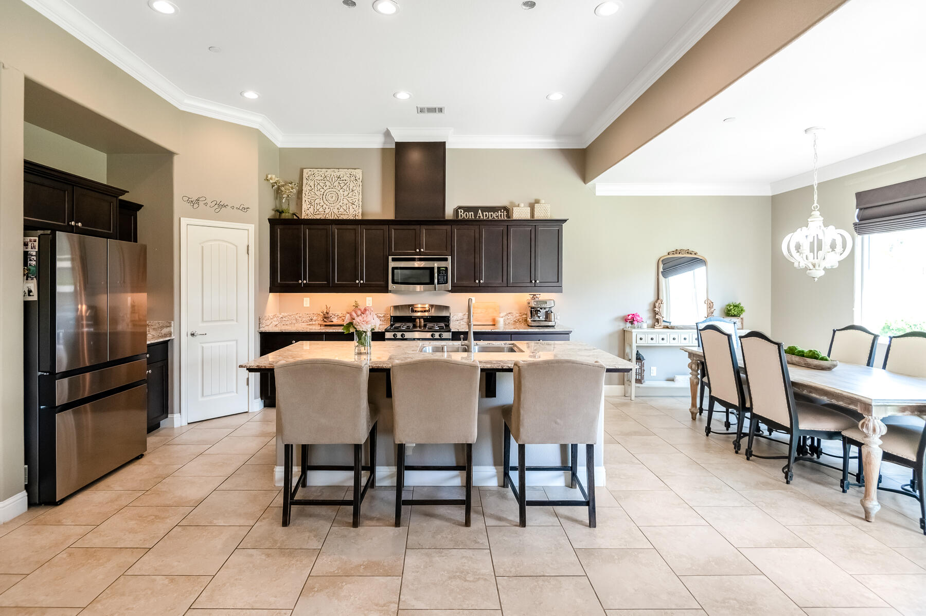 6635 W Vine Ct, Visalia, CA 93291