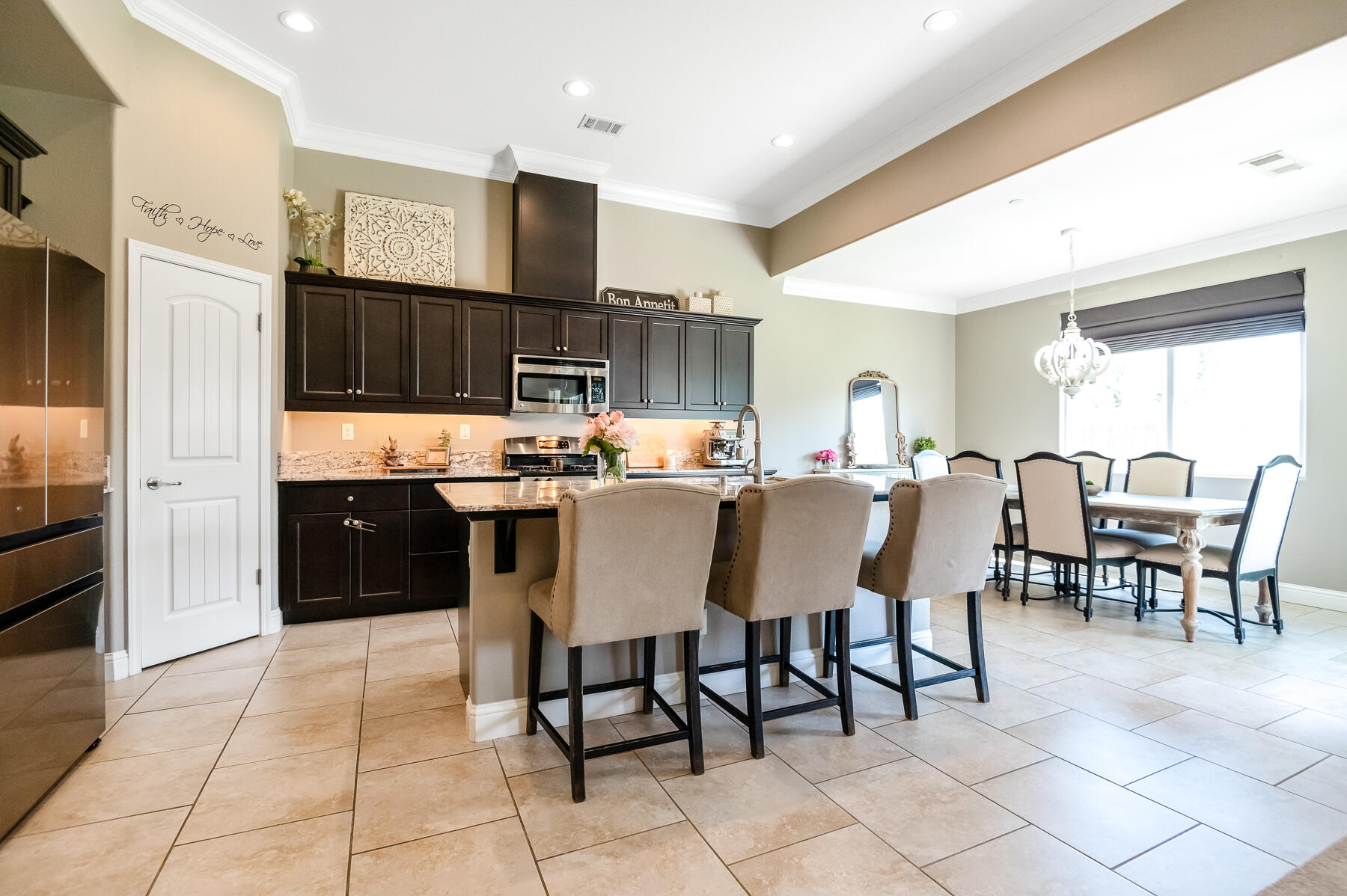 6635 W Vine Ct, Visalia, CA 93291