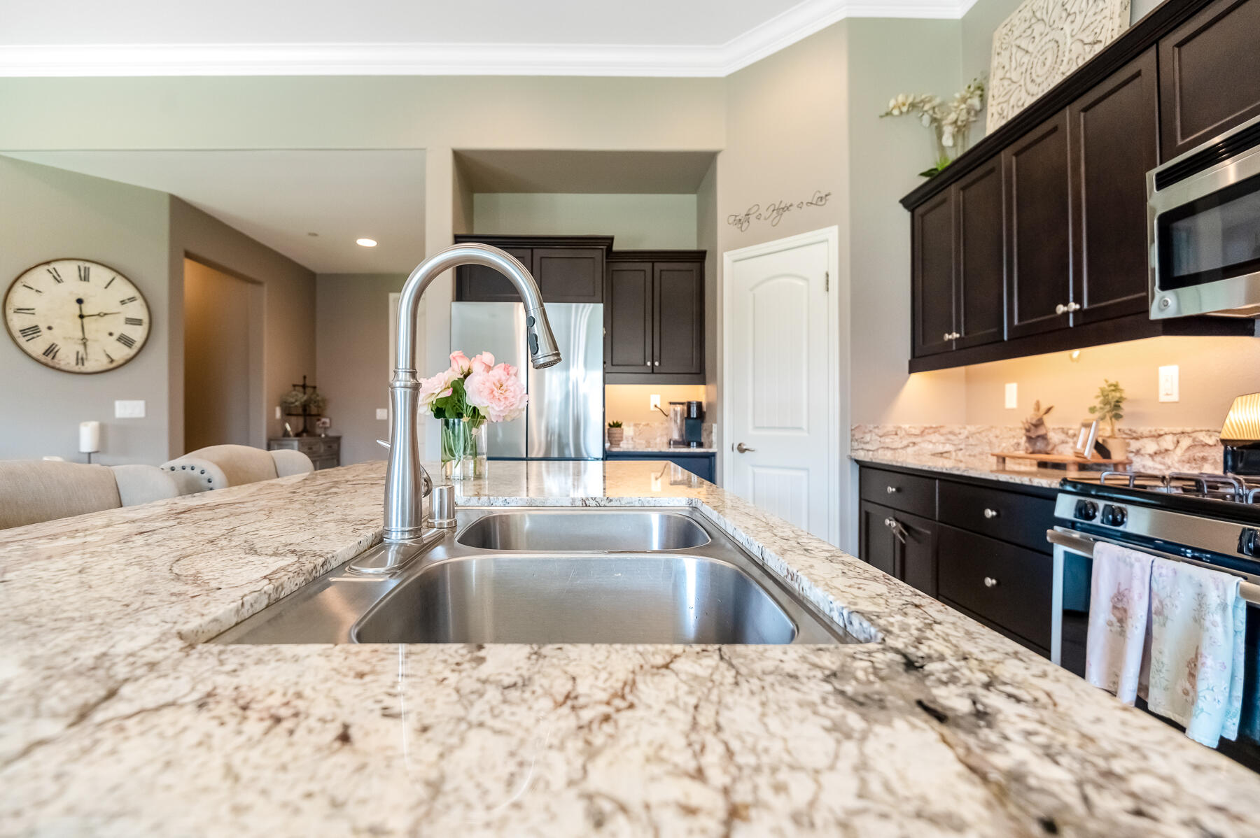 6635 W Vine Ct, Visalia, CA 93291