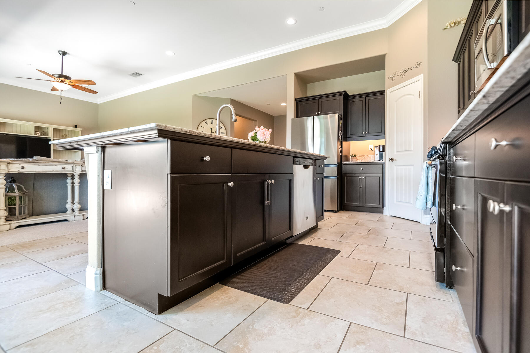 6635 W Vine Ct, Visalia, CA 93291