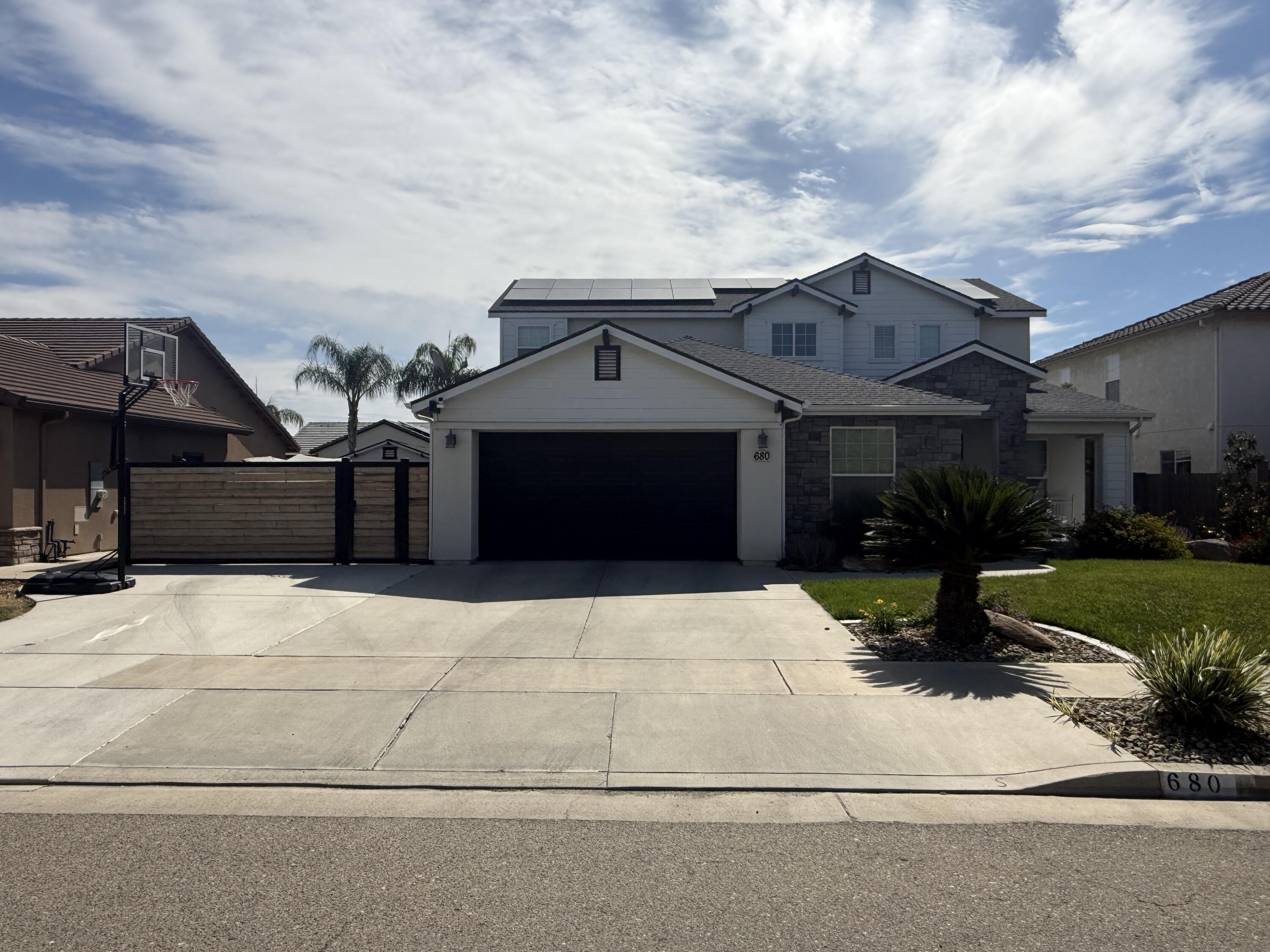 680 Inverness St, Tulare, CA 93274