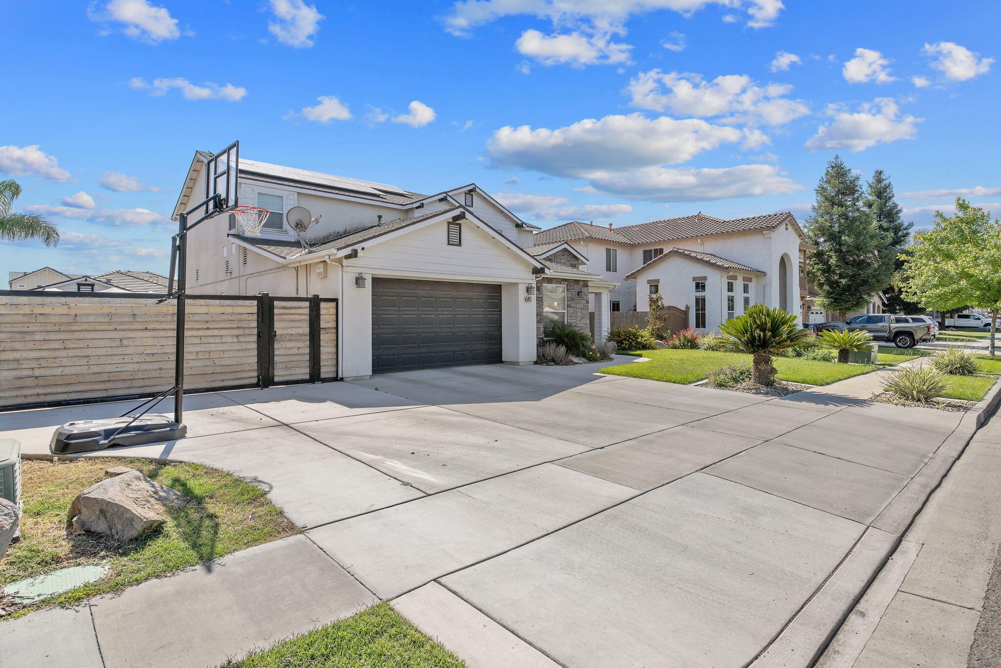 680 Inverness St, Tulare, CA 93274