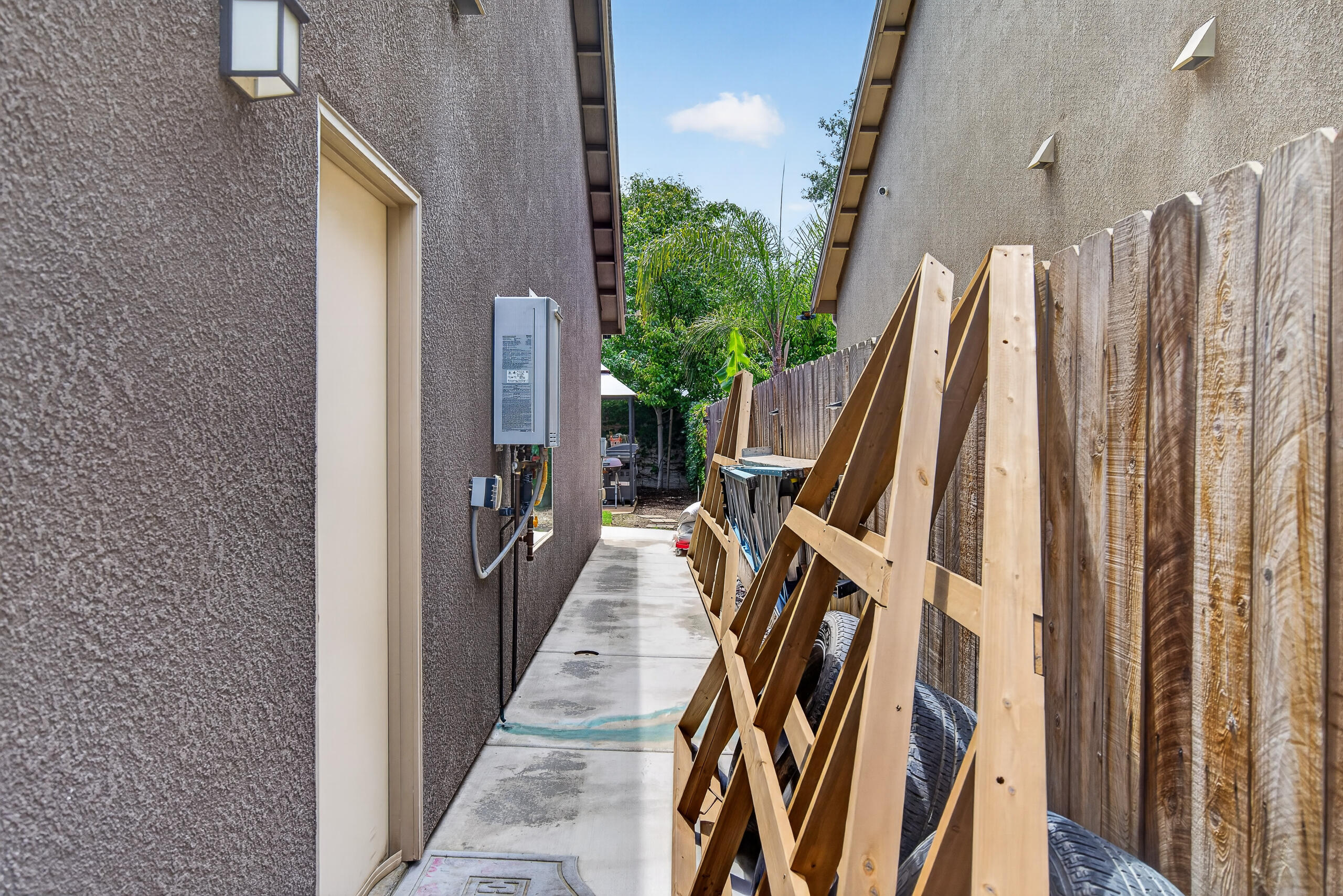 2241 W Babcock Ave, Visalia, CA 93291