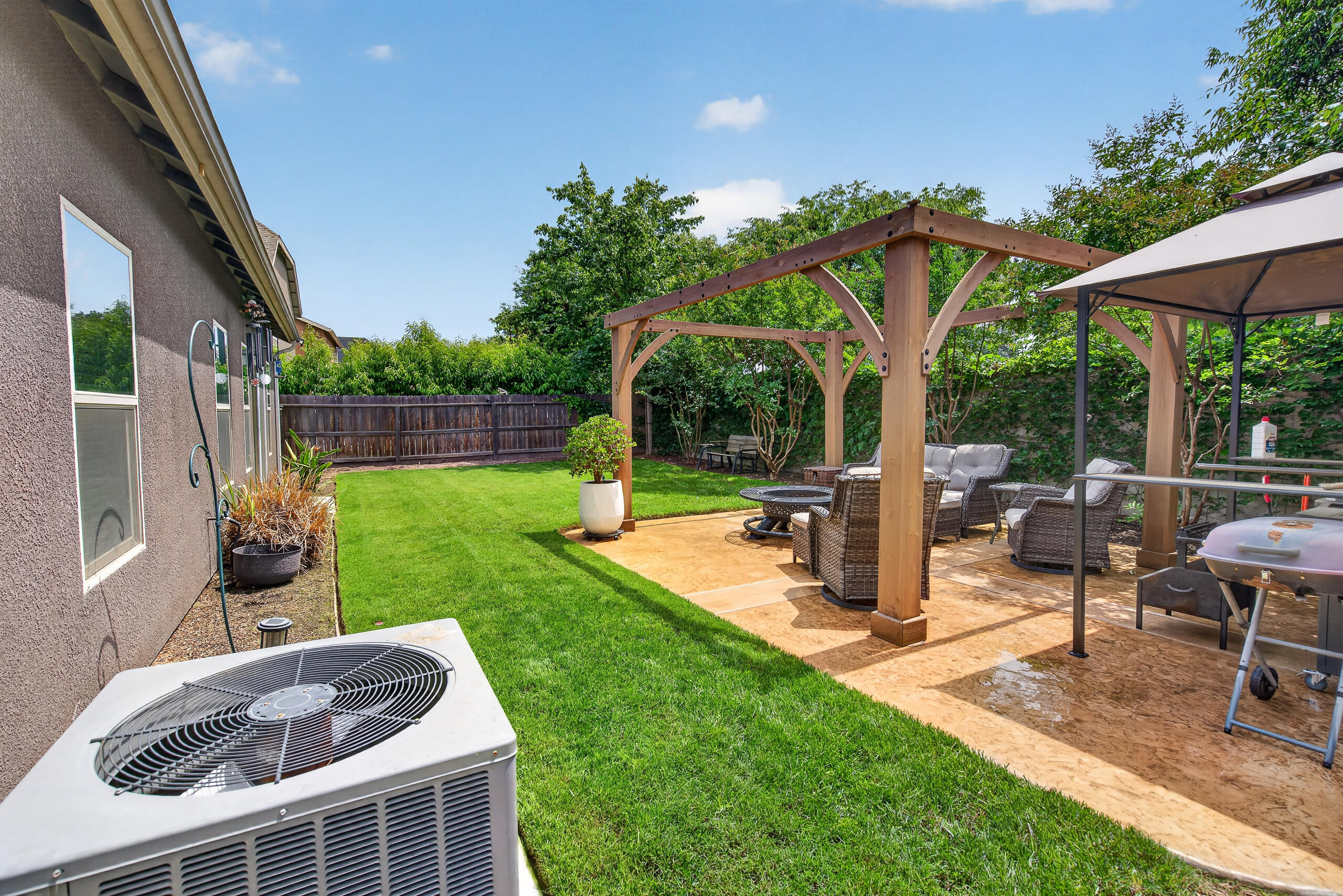 2241 W Babcock Ave, Visalia, CA 93291