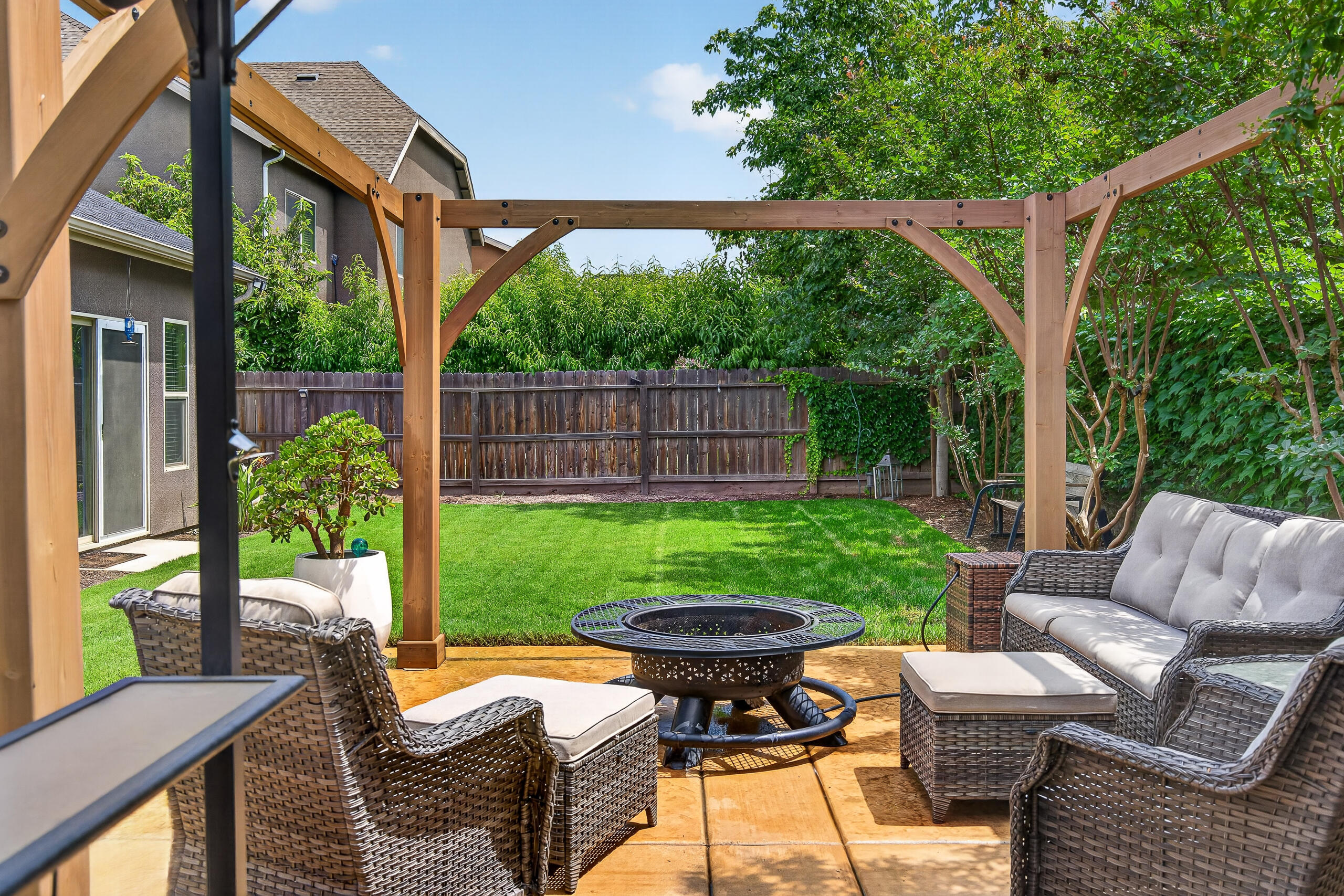 2241 W Babcock Ave, Visalia, CA 93291