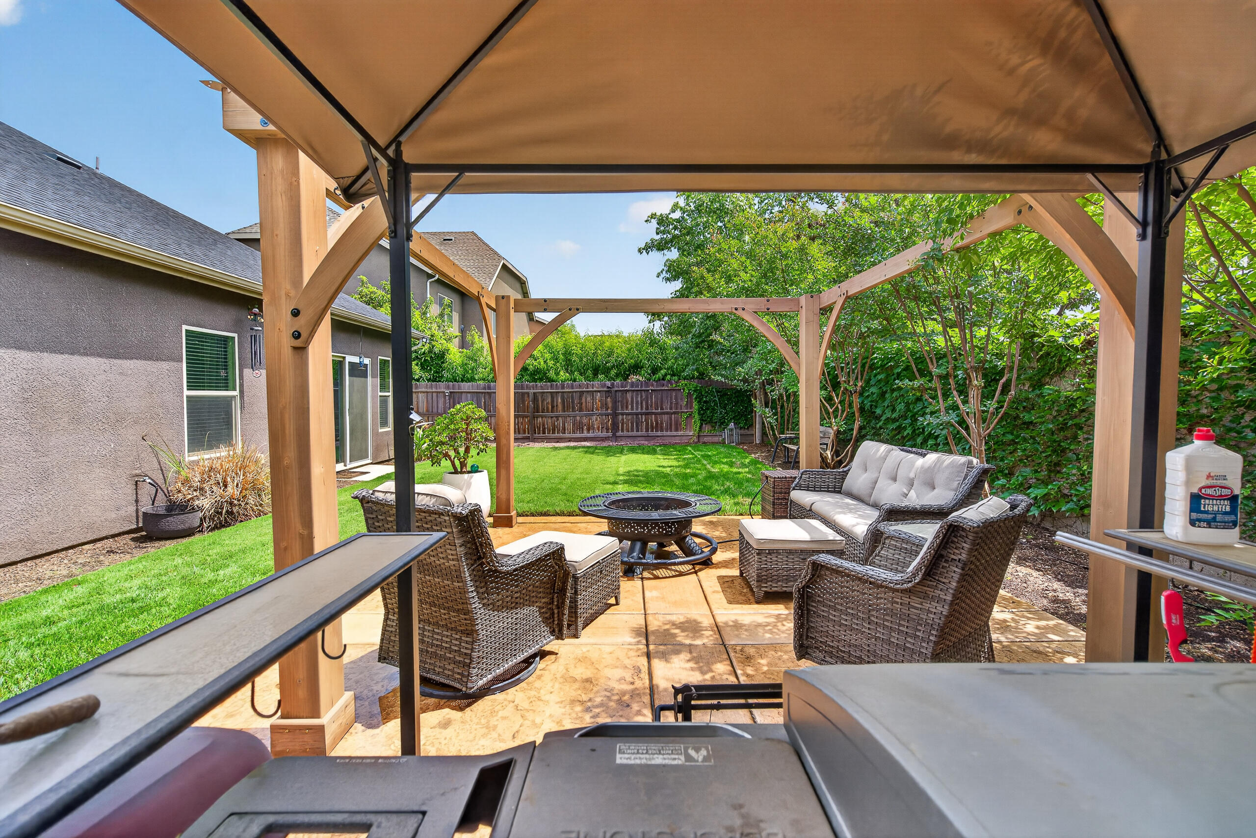 2241 W Babcock Ave, Visalia, CA 93291