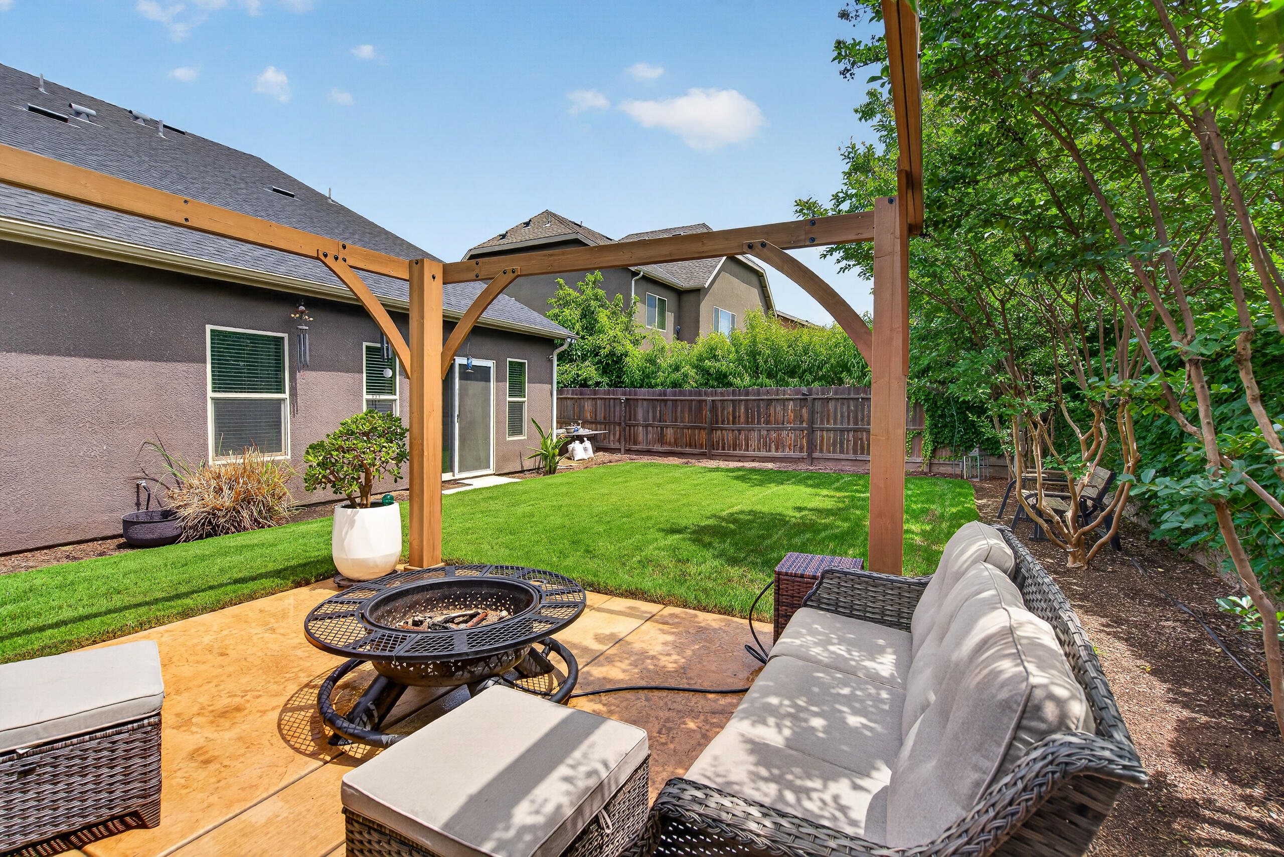 2241 W Babcock Ave, Visalia, CA 93291