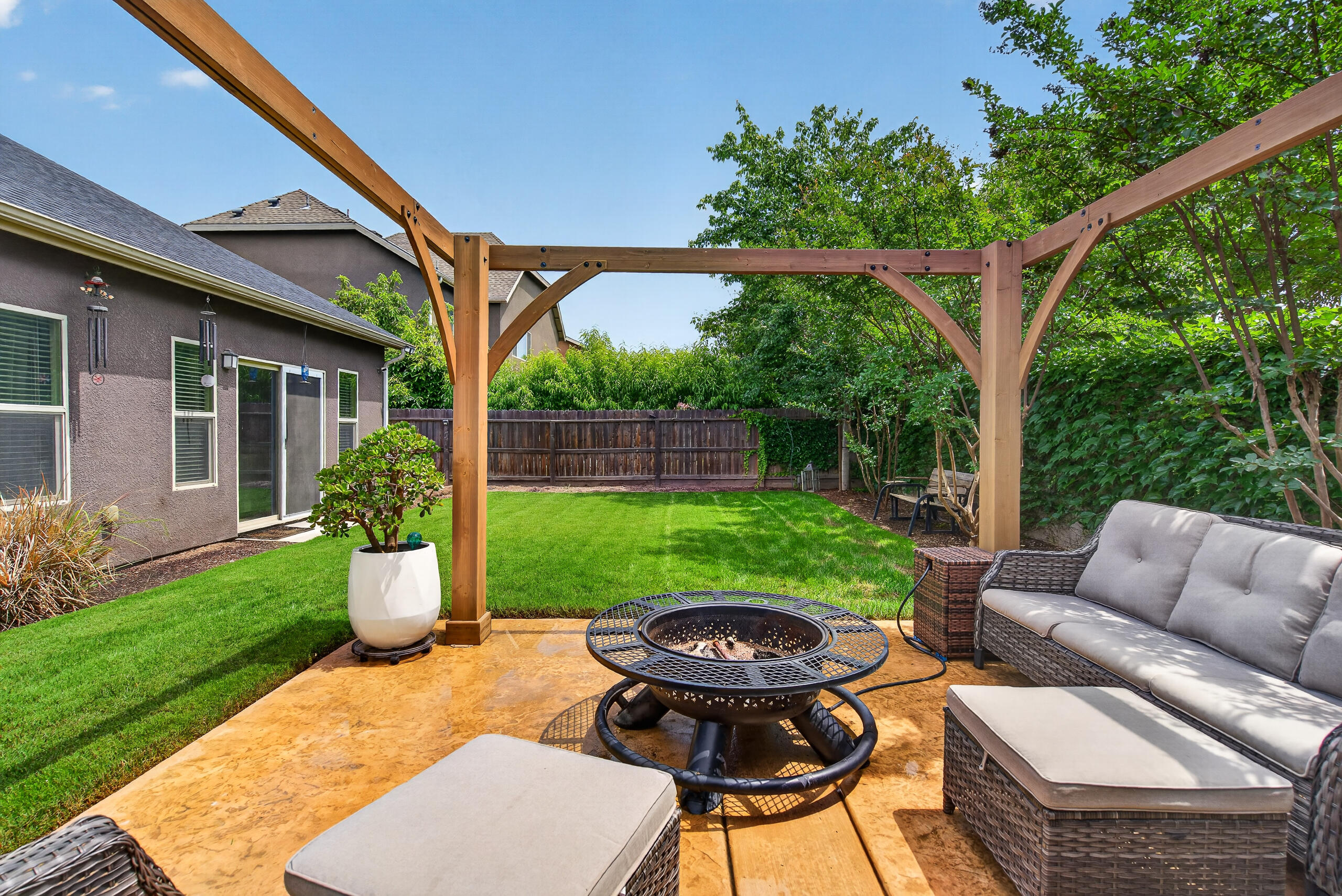 2241 W Babcock Ave, Visalia, CA 93291