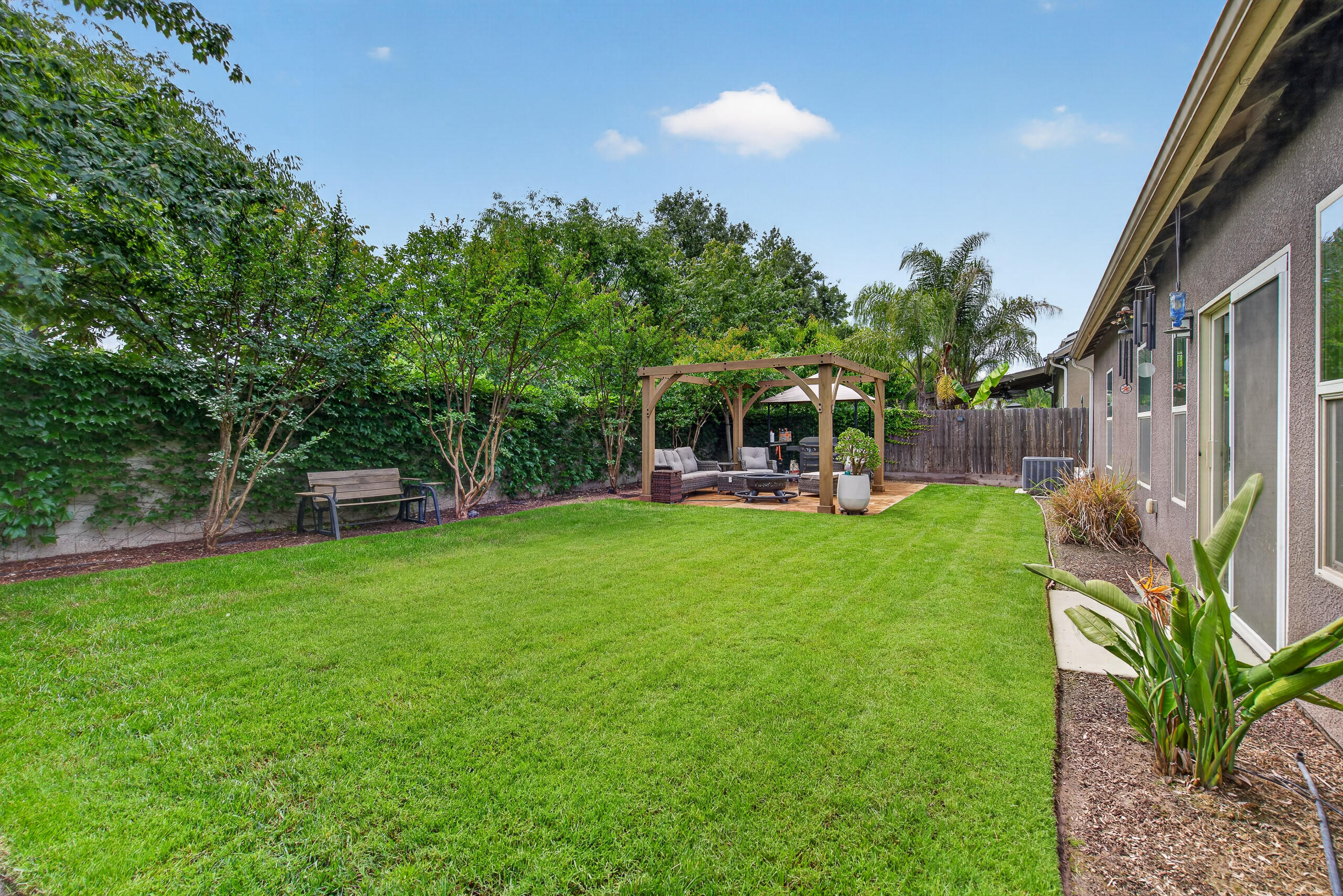 2241 W Babcock Ave, Visalia, CA 93291