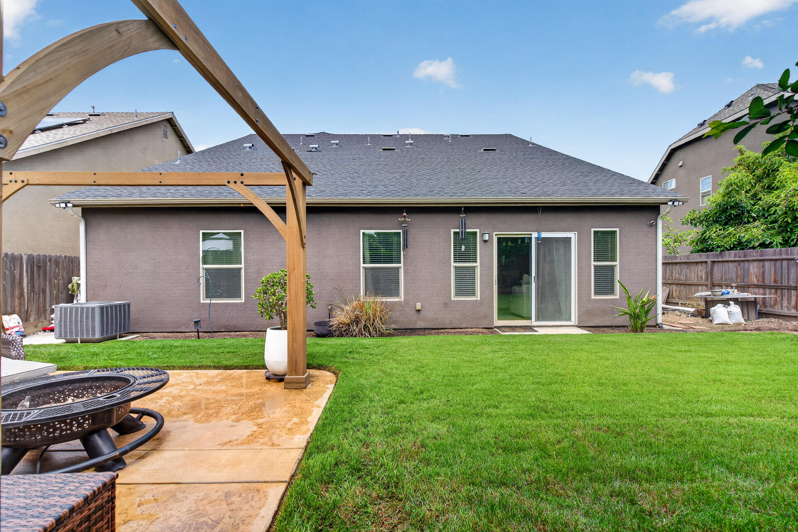 2241 W Babcock Ave, Visalia, CA 93291