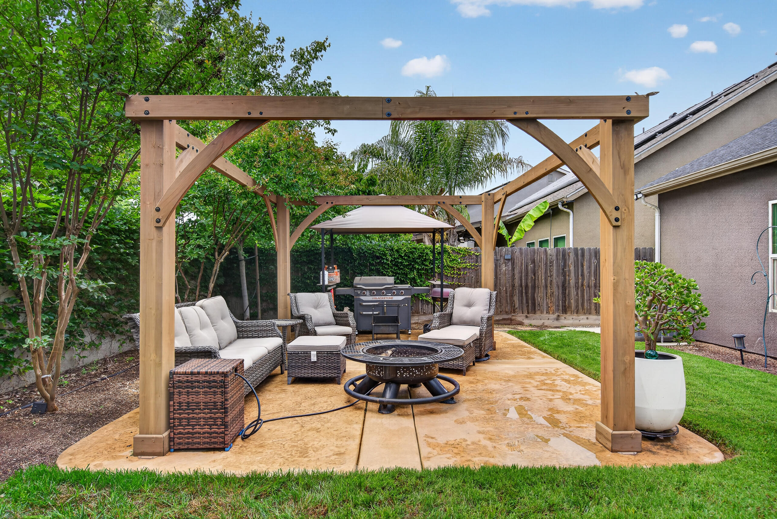 2241 W Babcock Ave, Visalia, CA 93291