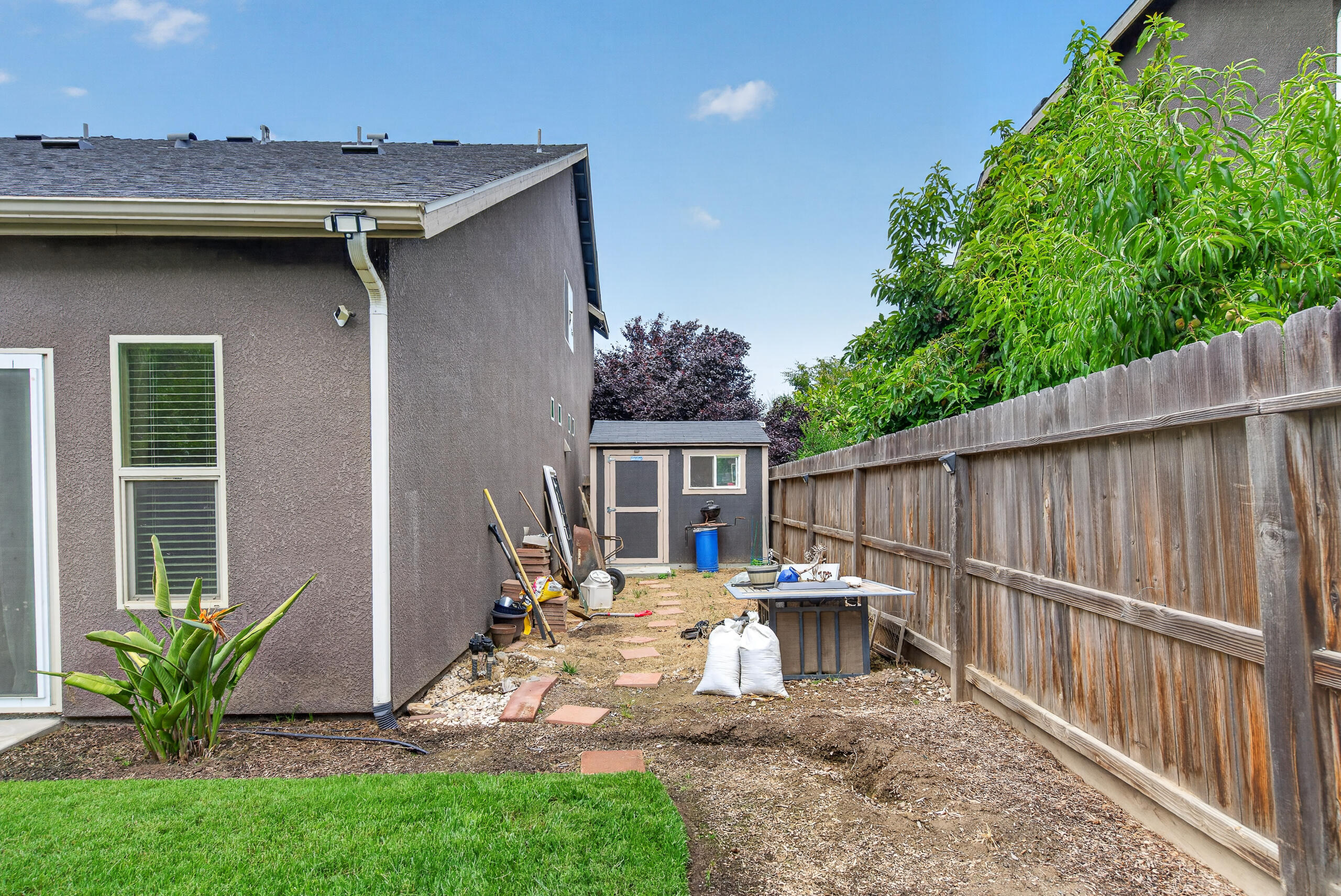 2241 W Babcock Ave, Visalia, CA 93291