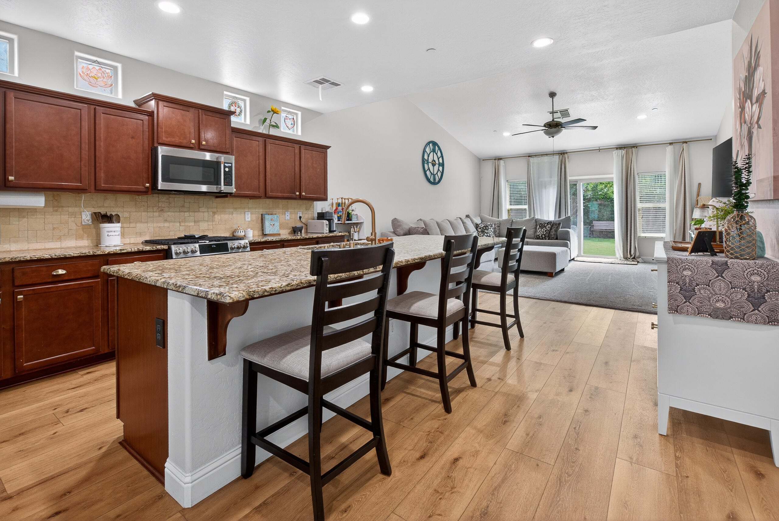 2241 W Babcock Ave, Visalia, CA 93291