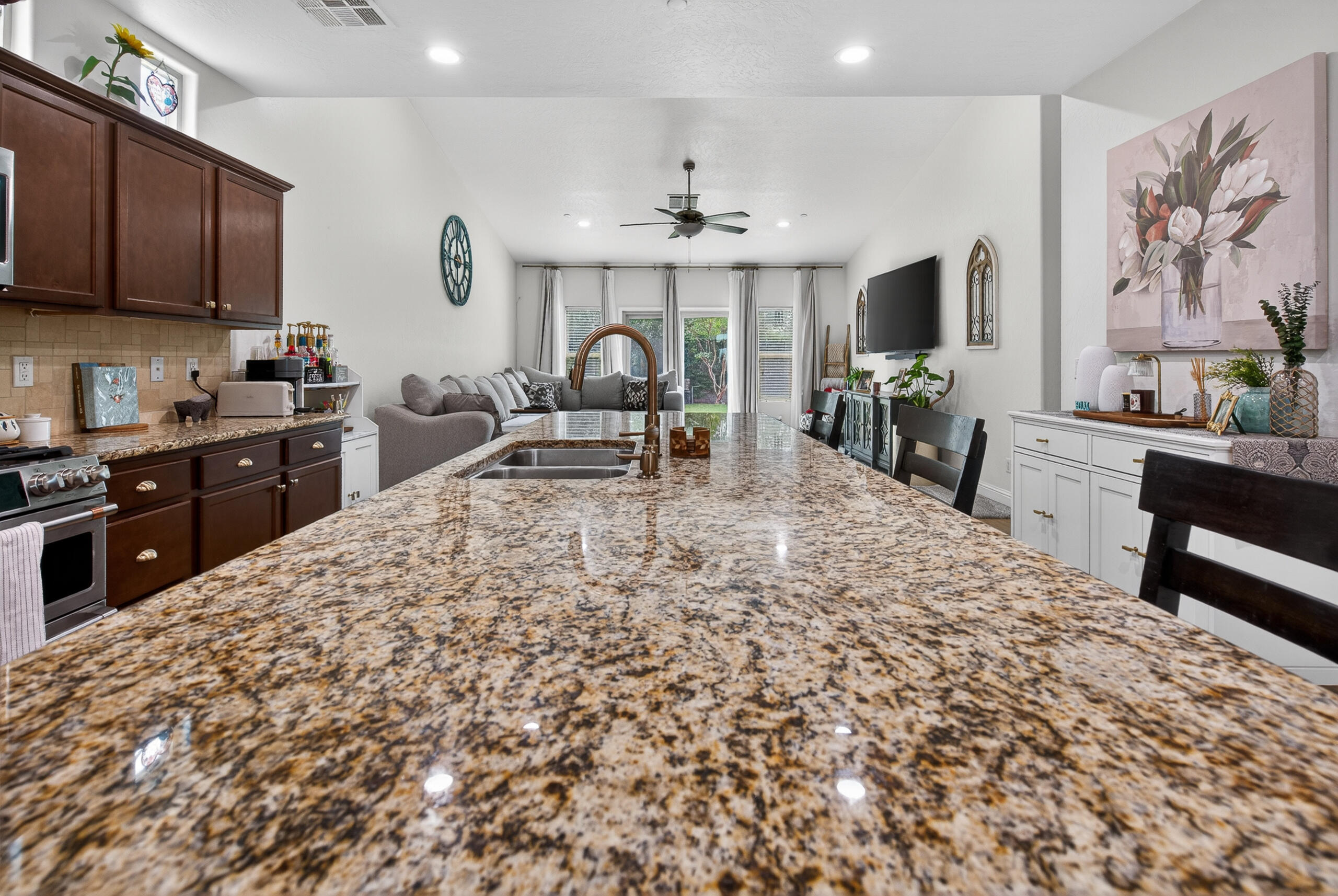 2241 W Babcock Ave, Visalia, CA 93291