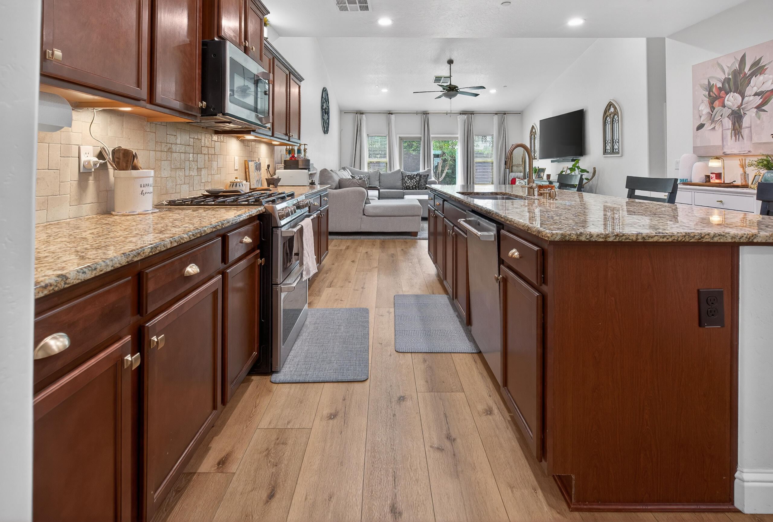 2241 W Babcock Ave, Visalia, CA 93291