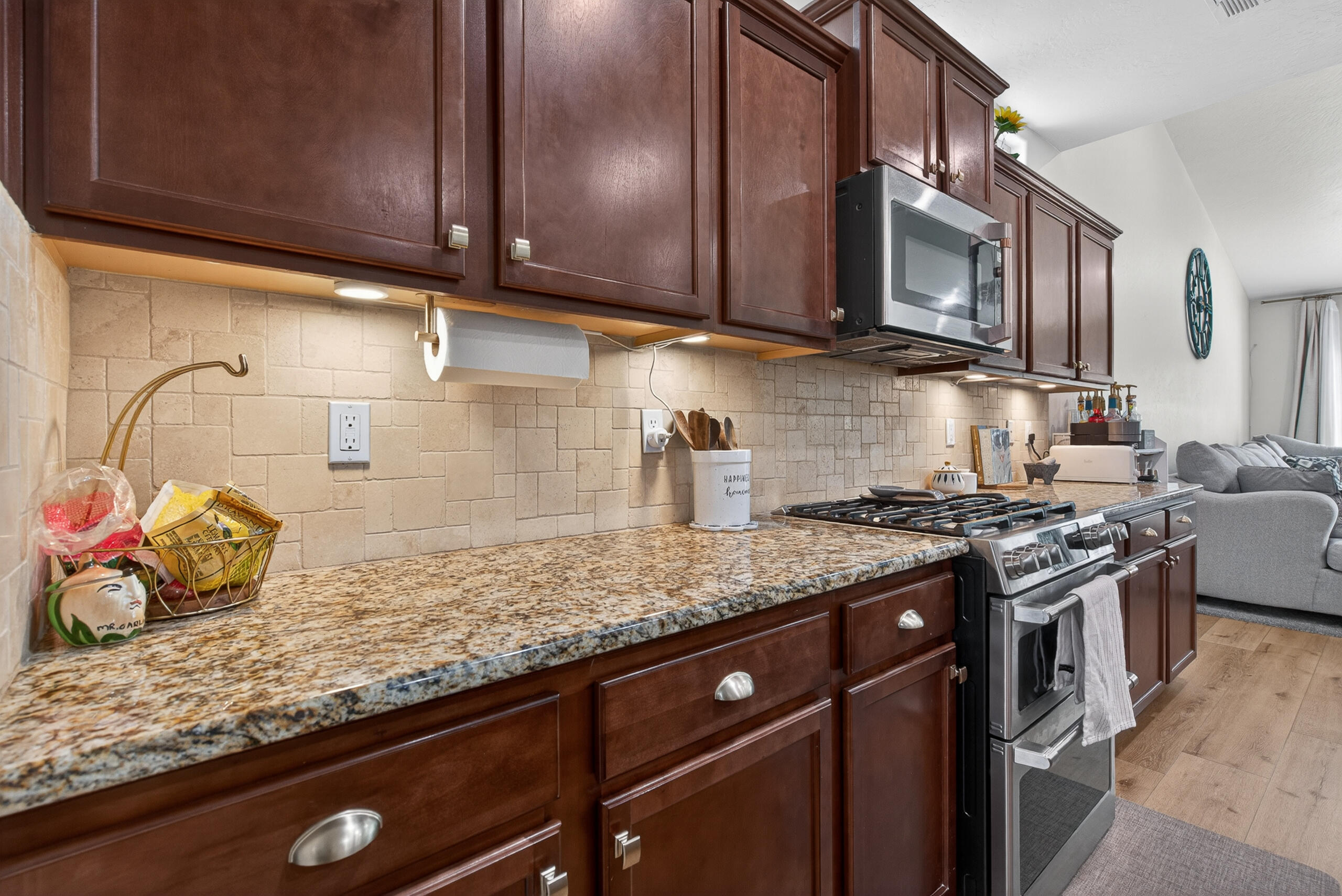 2241 W Babcock Ave, Visalia, CA 93291