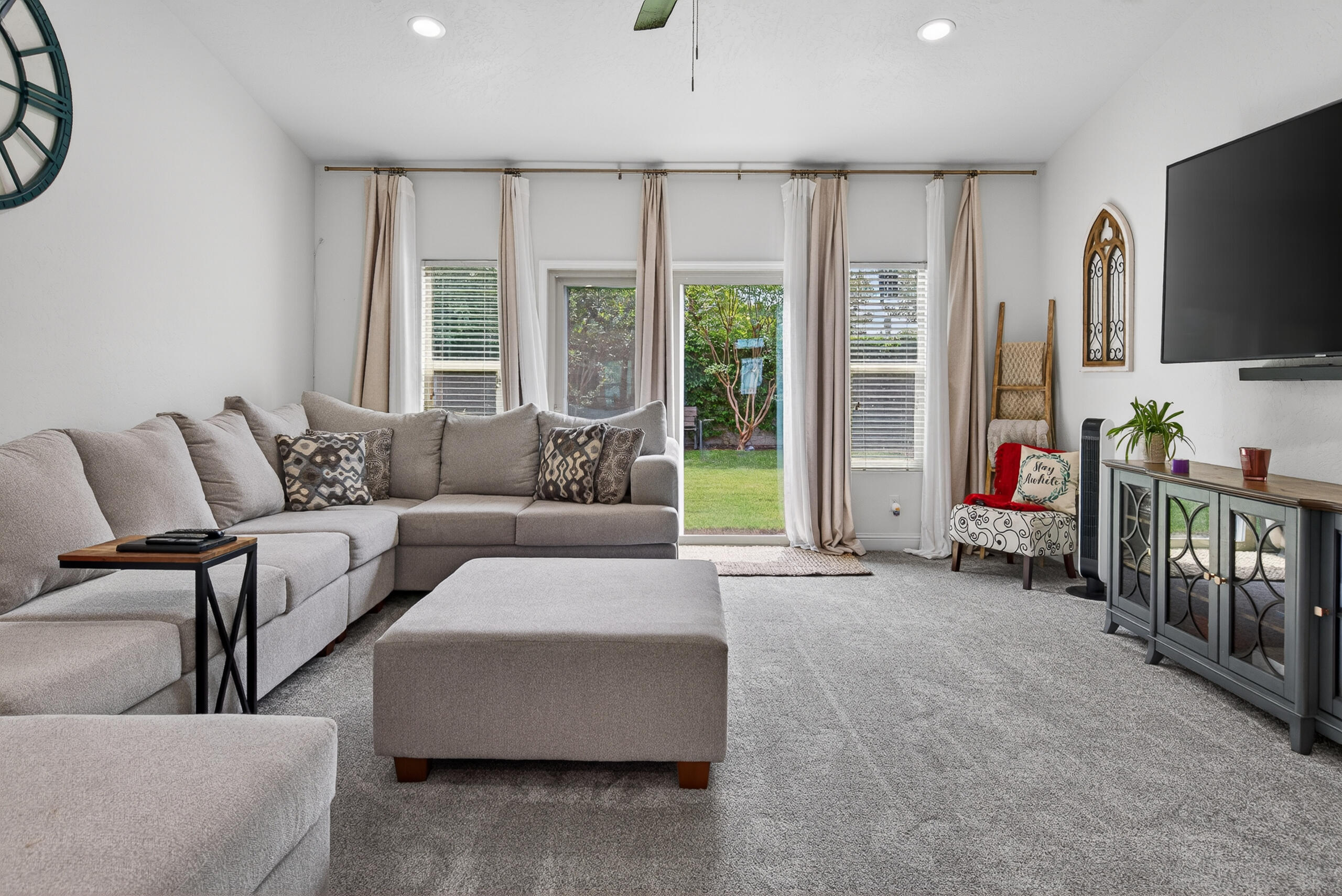 2241 W Babcock Ave, Visalia, CA 93291